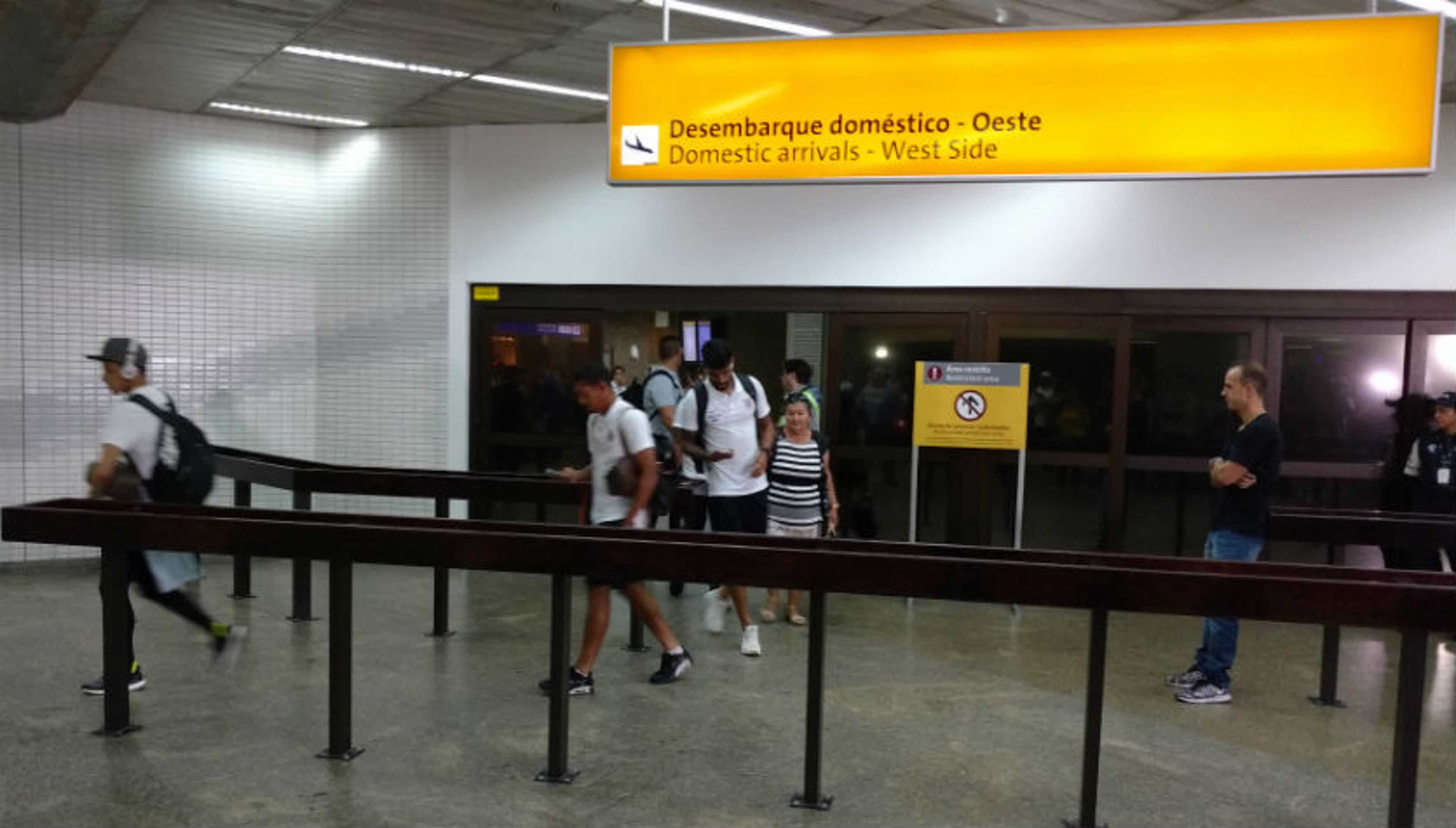 Volta do Corinthians após eliminação tem cabeças baixas e protesto isolado