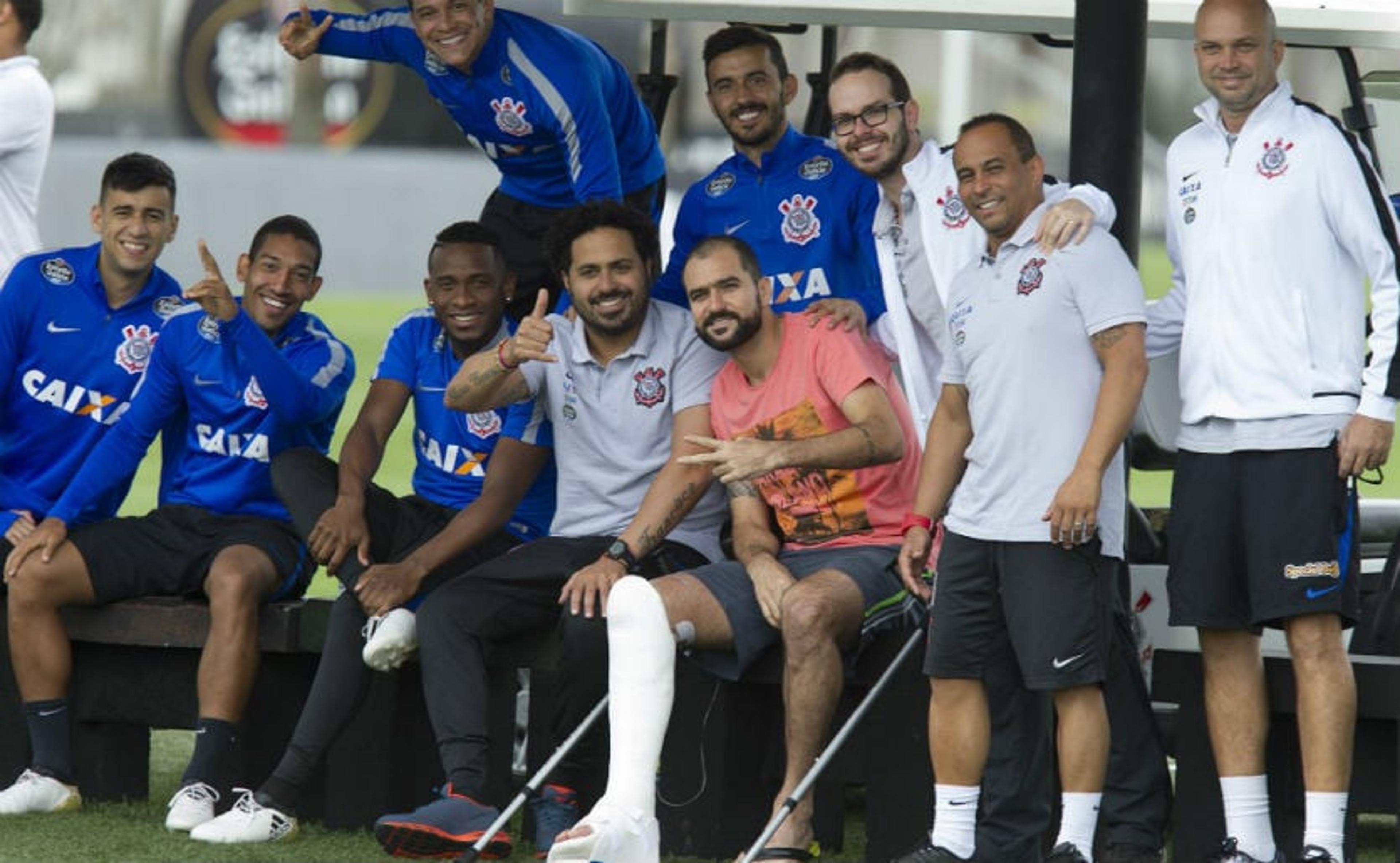 Visita de Danilo, desafio de chutes e apoio a Oswaldo: o sábado do Timão