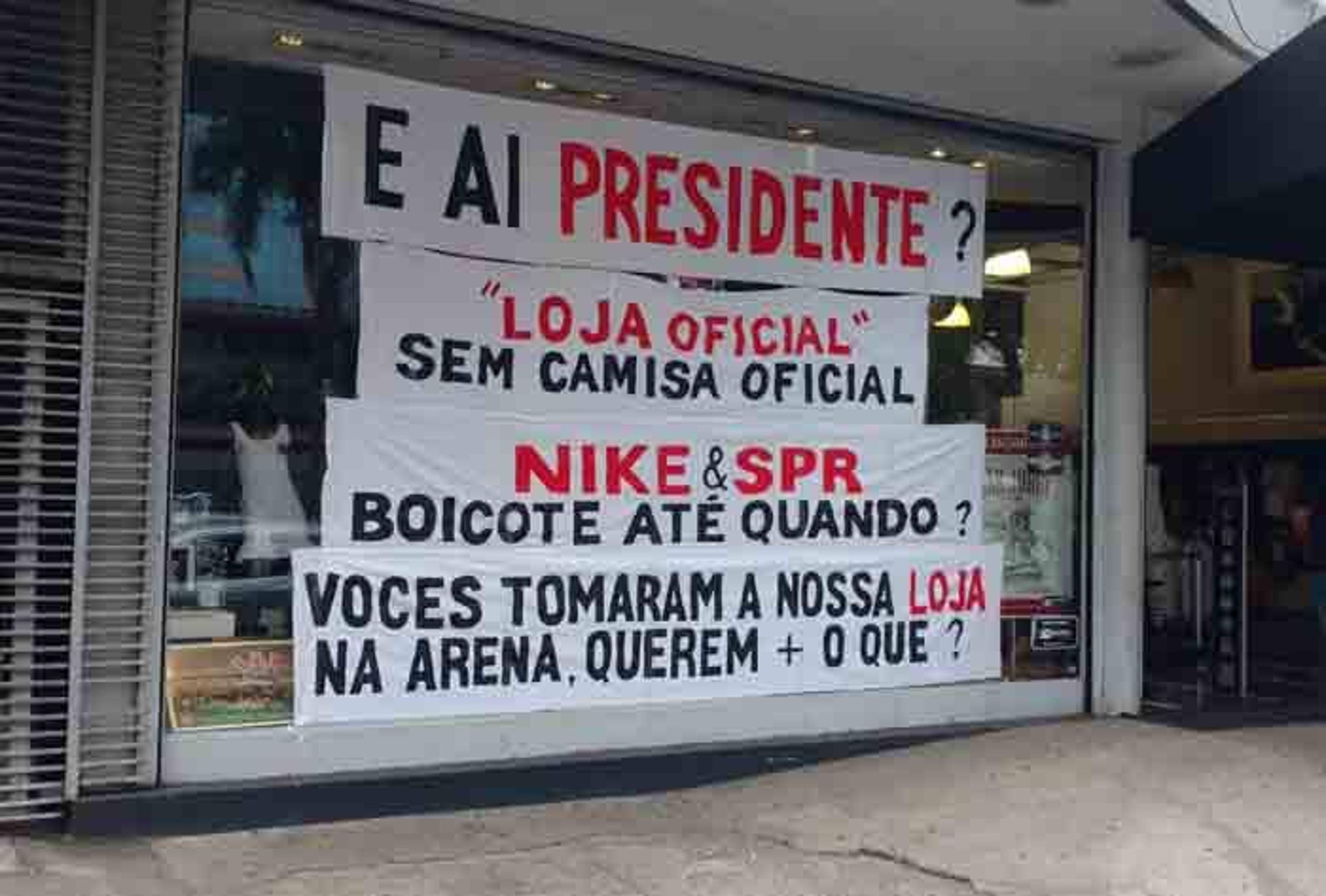 Loja do Timão no Parque São Jorge exibe protesto contra Nike e diretoria