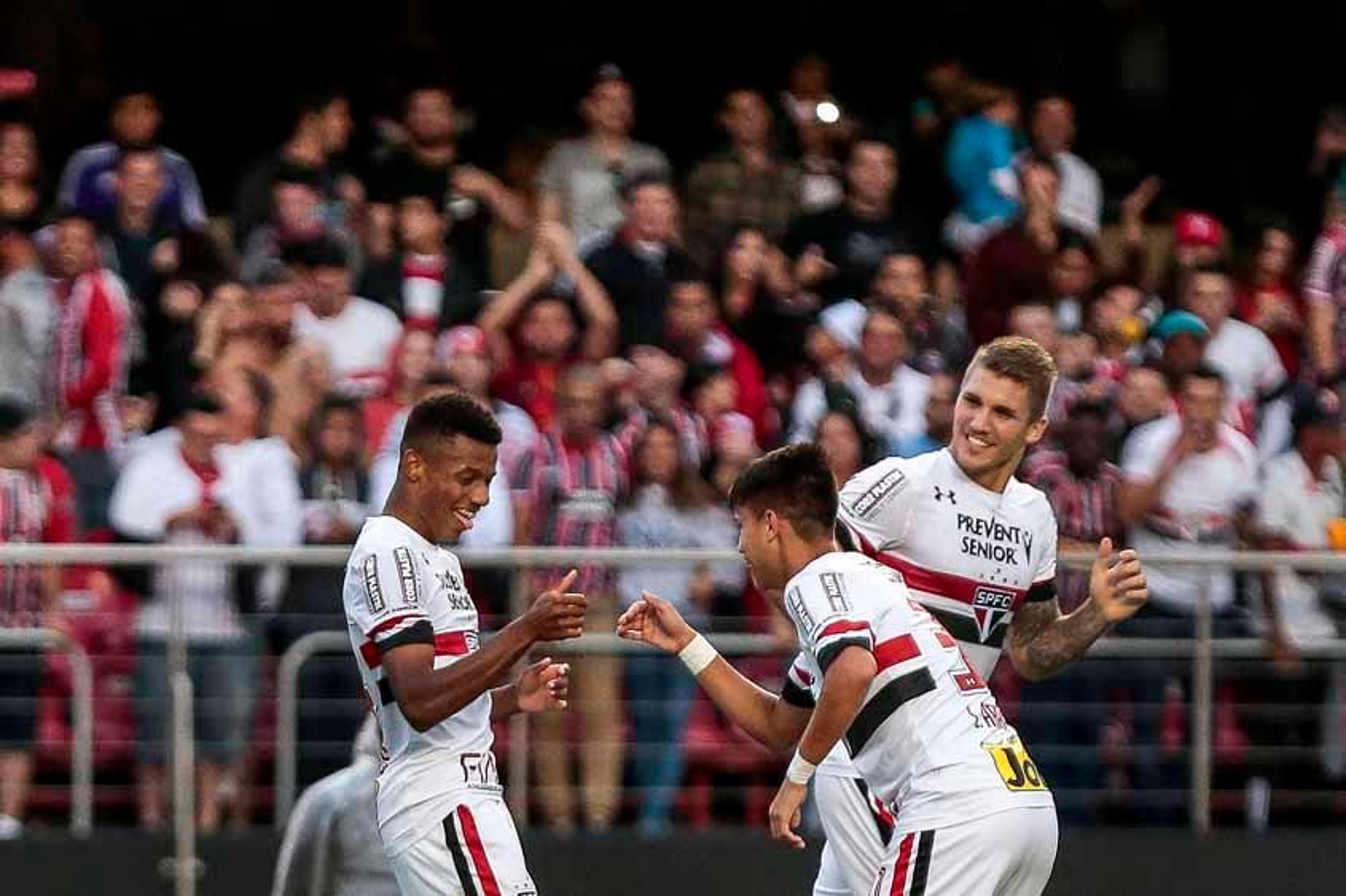 Ricardo Gomes exalta base do São Paulo para fazer David Neres brilhar