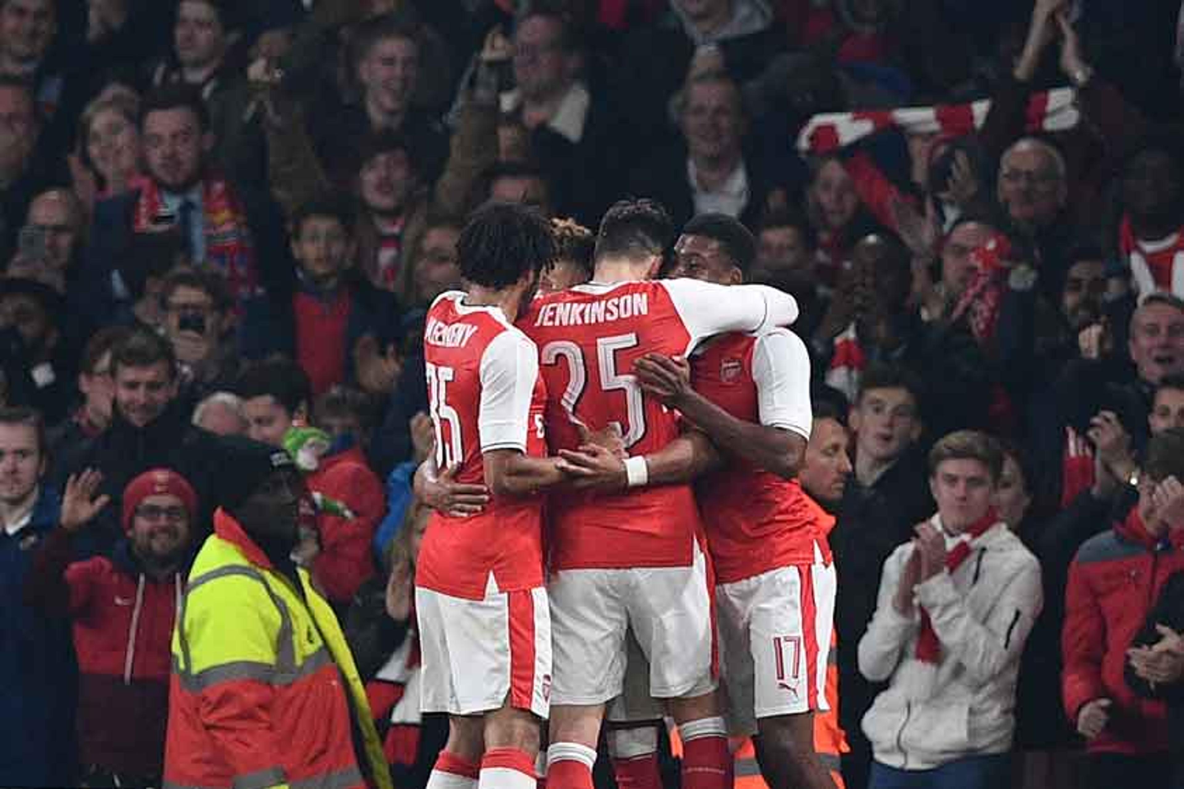 Arsenal vence o Reading e vai às quartas da Copa da Liga Inglesa