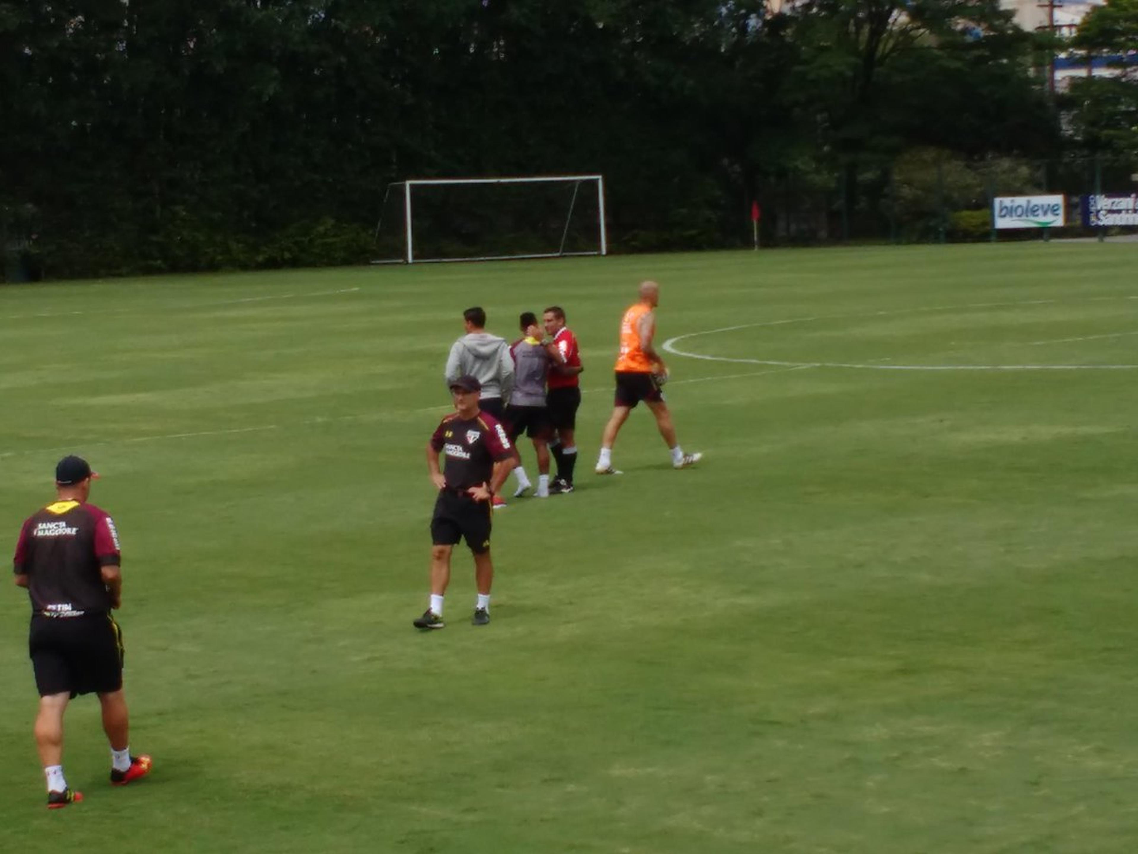 Árbitro volta pênalti e expulsa volante do São Paulo em treino no CT