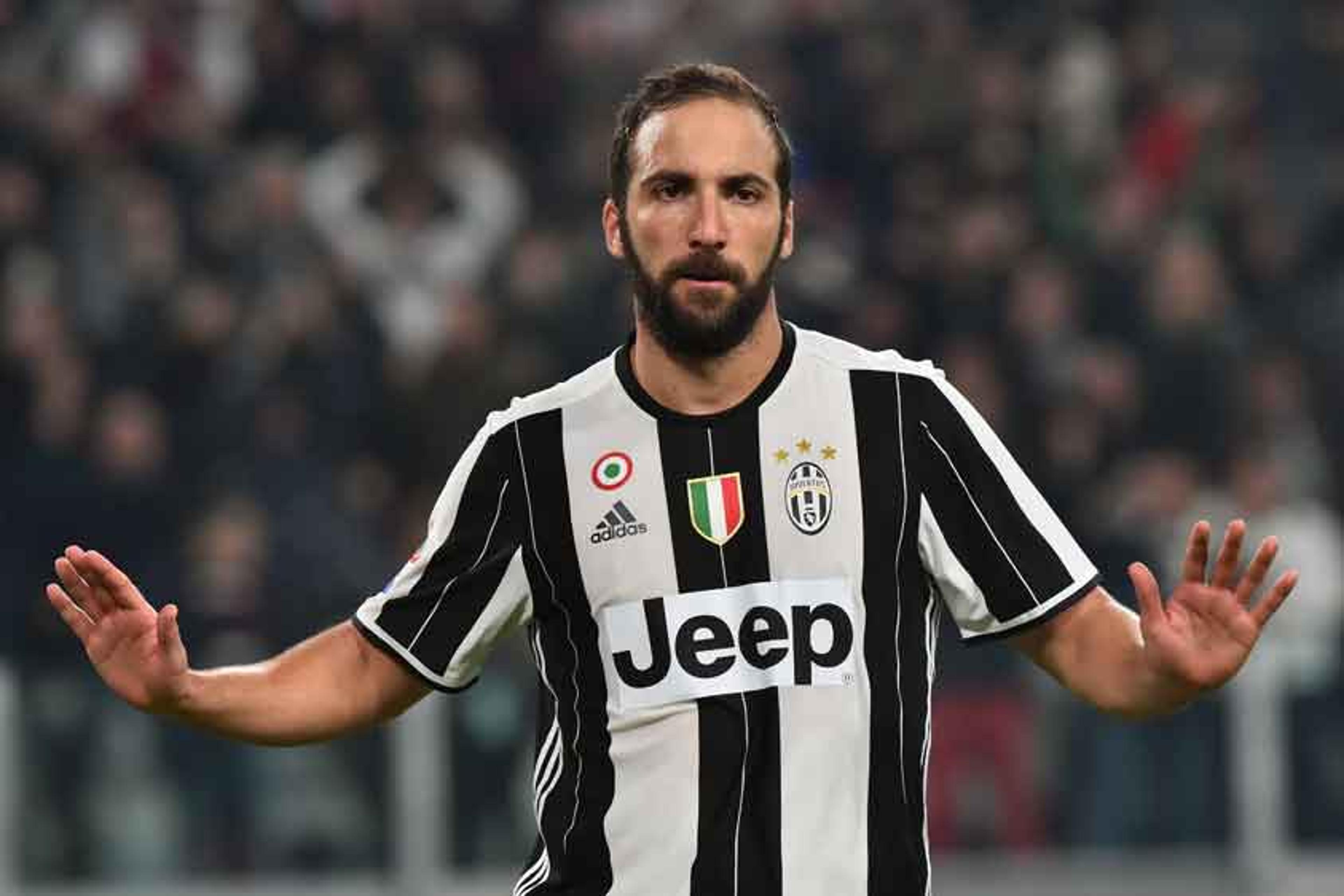 Lei do ex implacável! Higuaín marca, não comemora, e Juve bate o Napoli