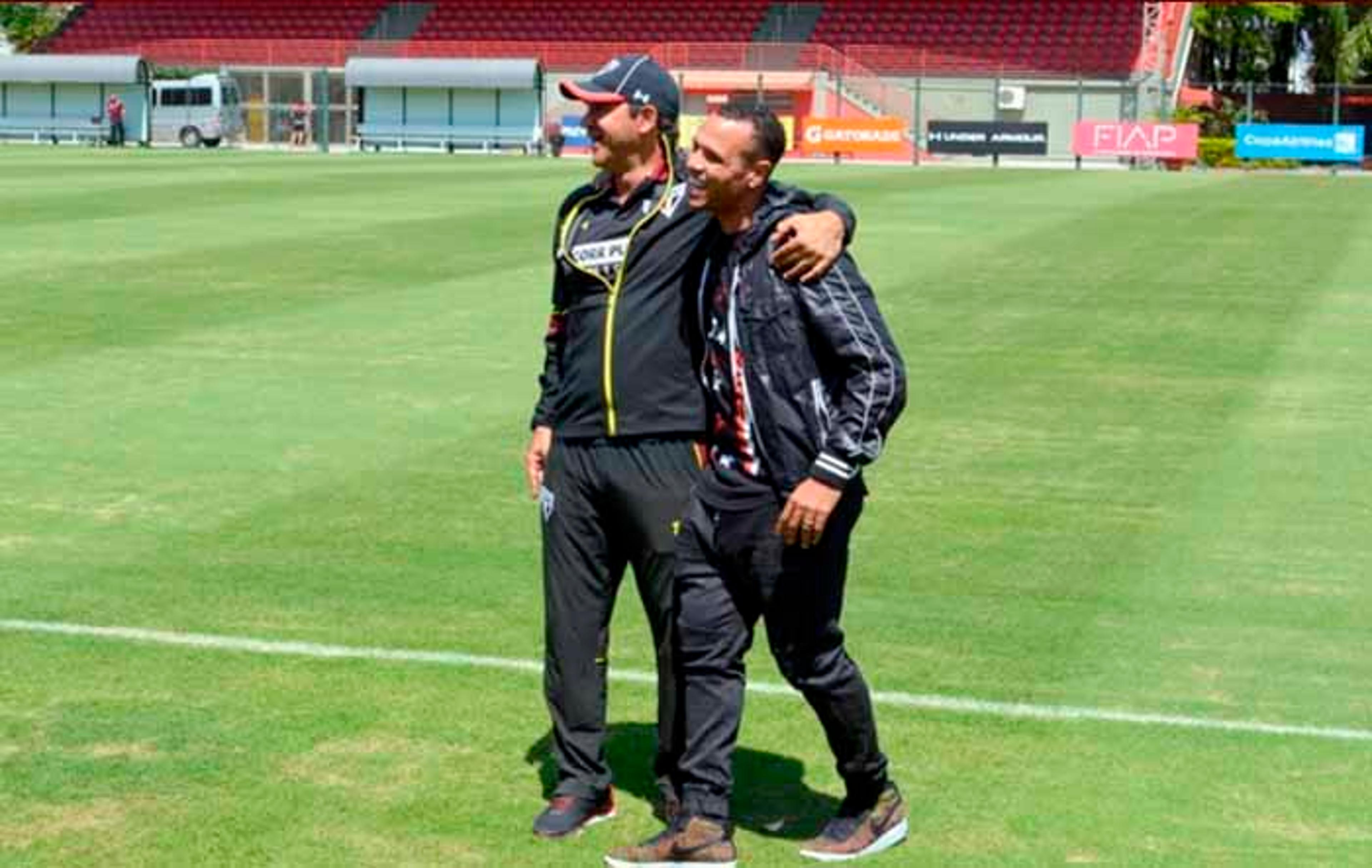 Após título na China, atacante Luis Fabiano visita CT do São Paulo