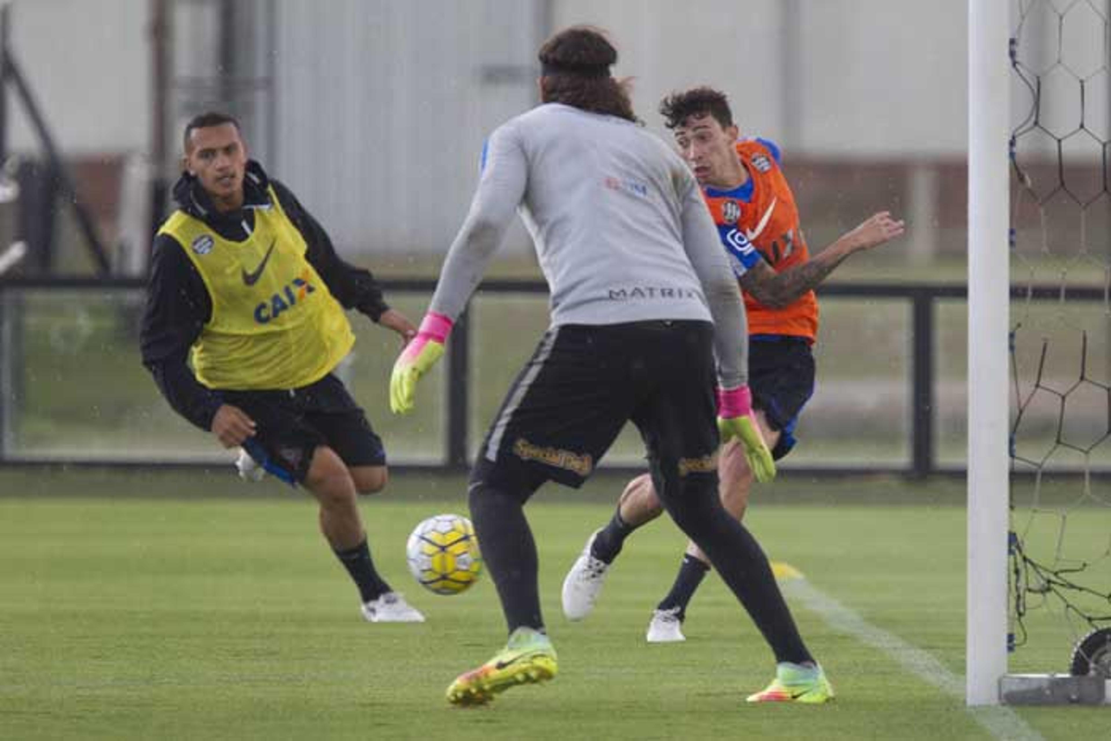 Timão inicia semana de clássico com Walter fora e trio provável em campo