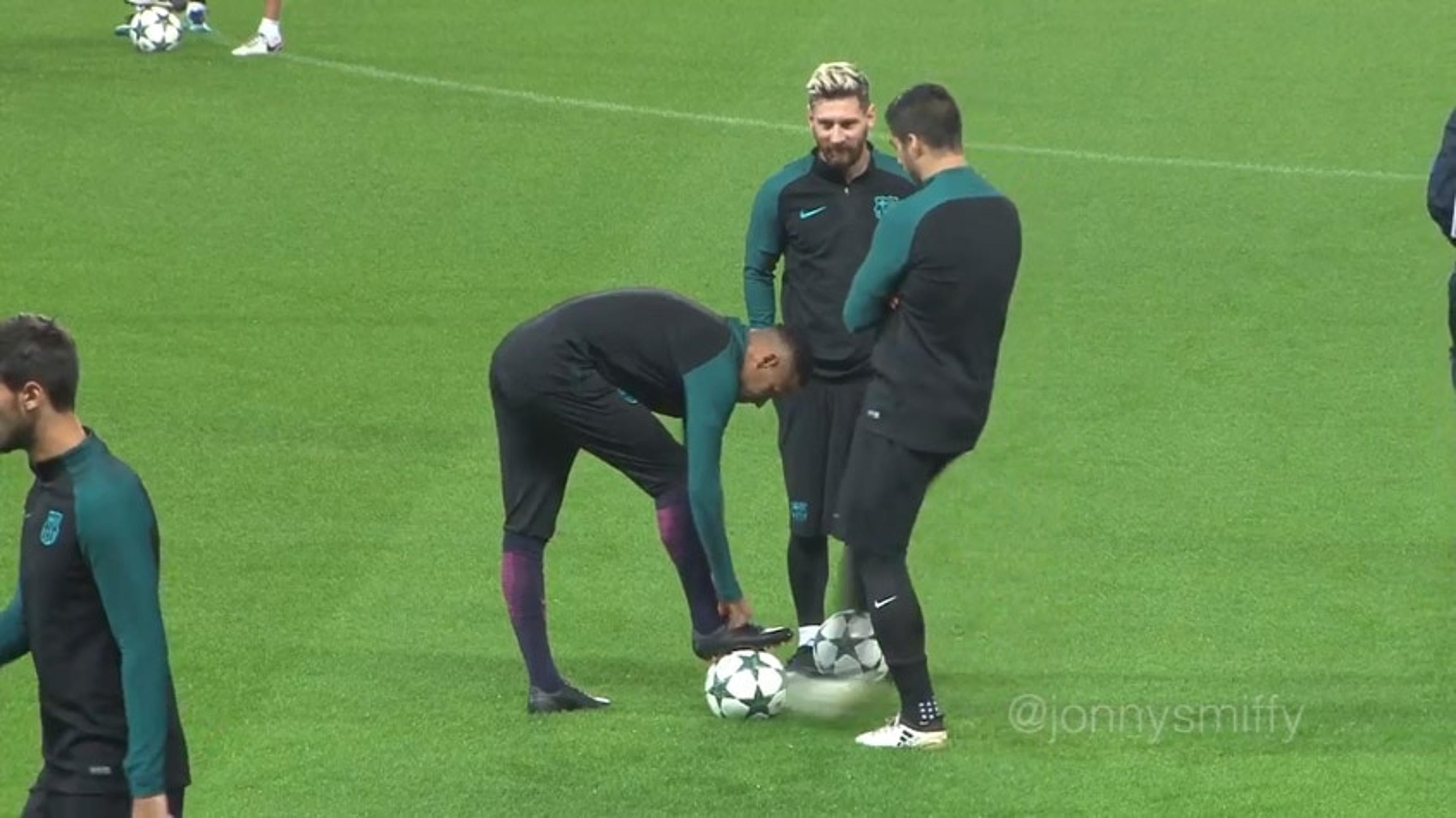 VÍDEO: Neymar é zoado por Suárez em treino do Barcelona e faz cara feia