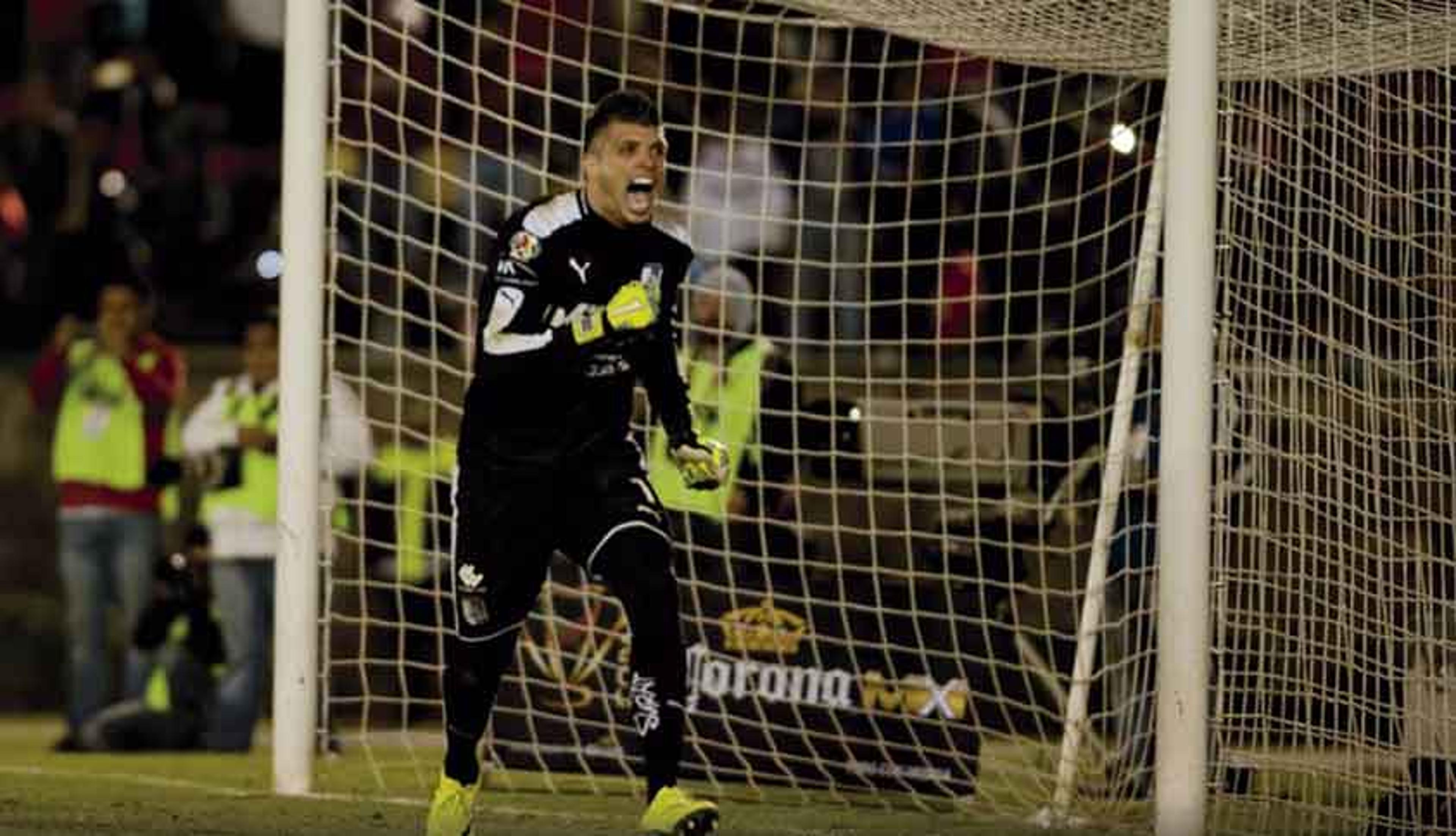 Tiago Volpi conta com apoio da torcida do Querétaro para decisão