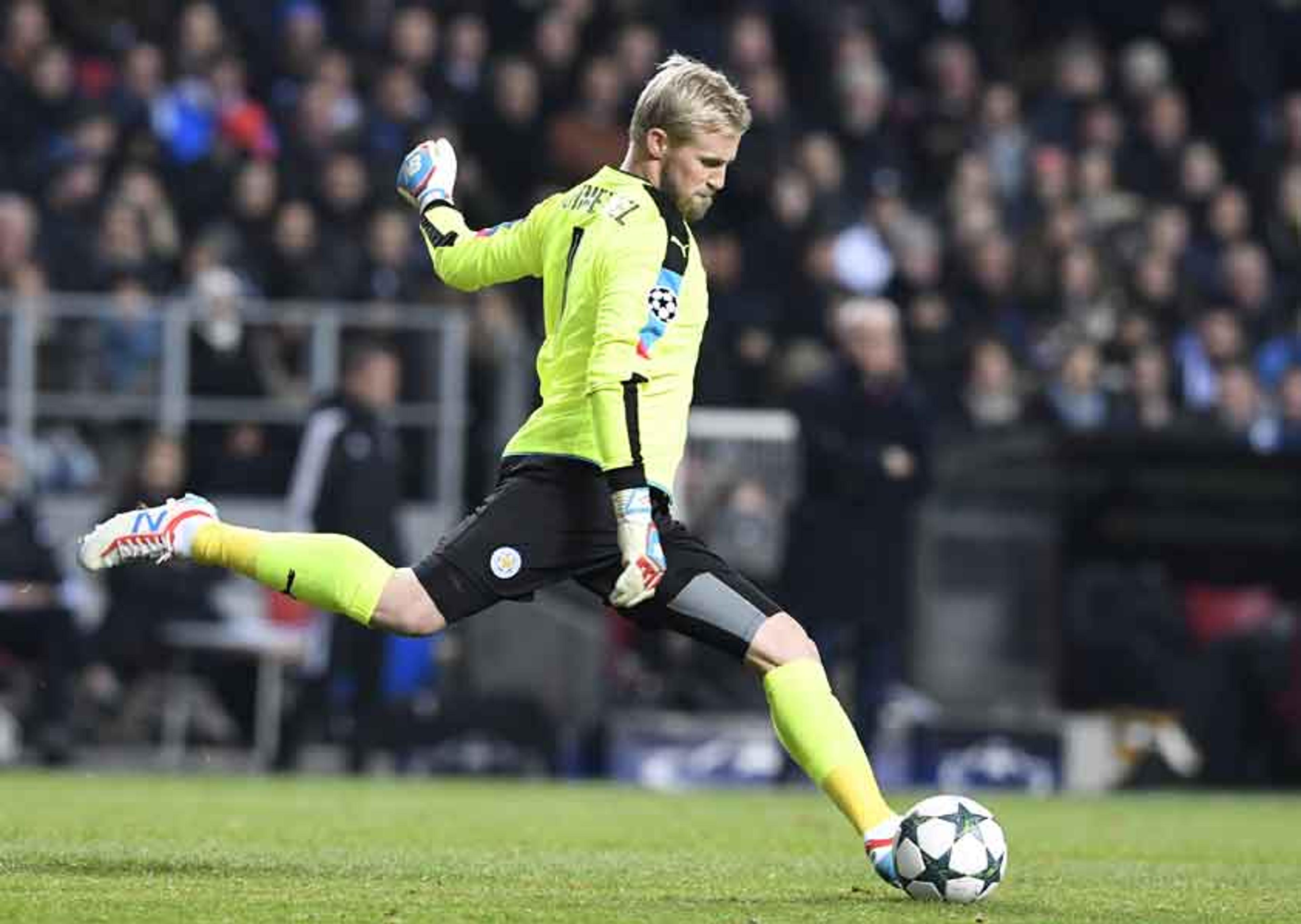 Schmeichel fratura a mão e vai desfalcar o Leicester por um mês