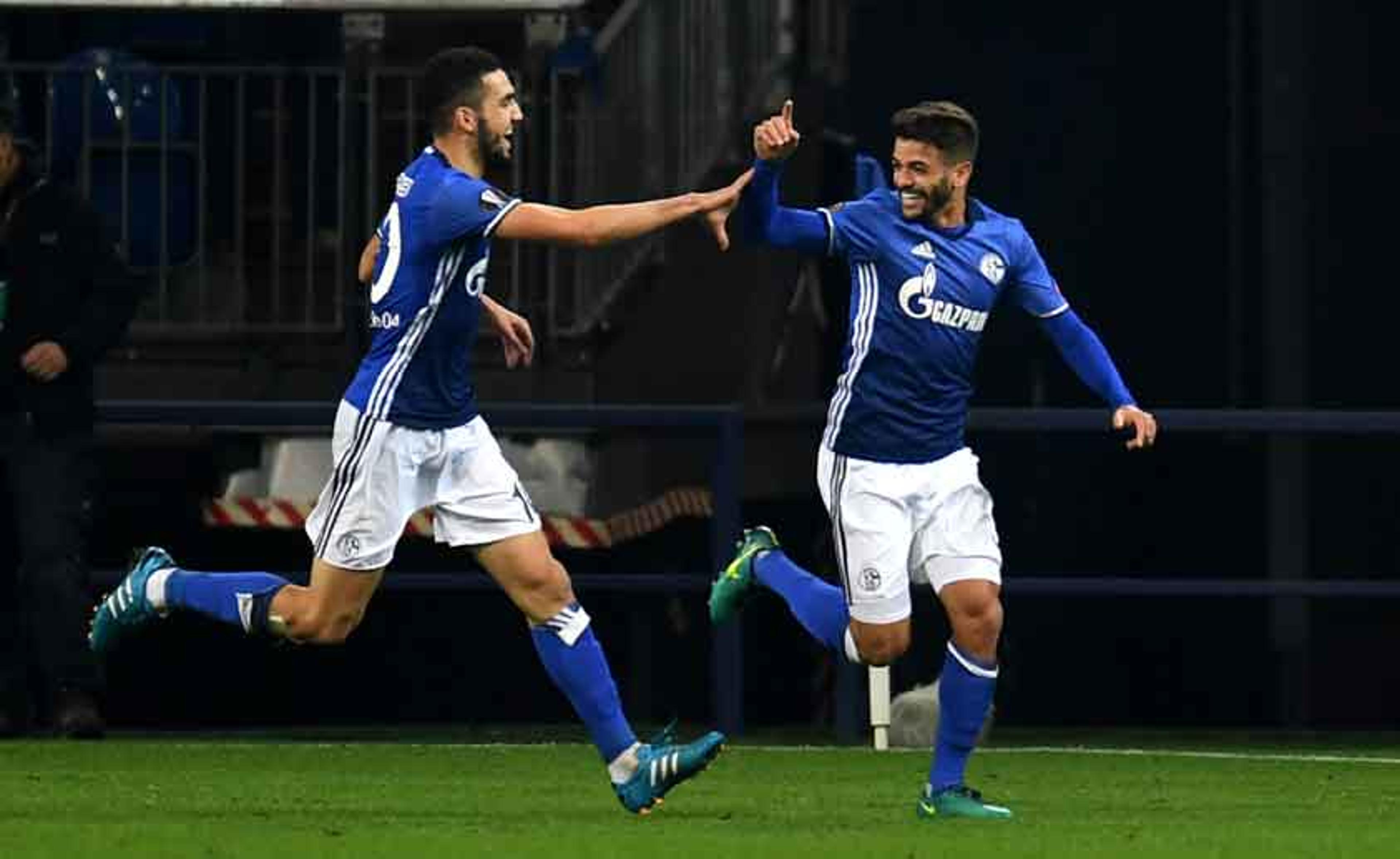 Brasileiro comemora primeiro gol pelo Schalke em jogo da Liga Europa