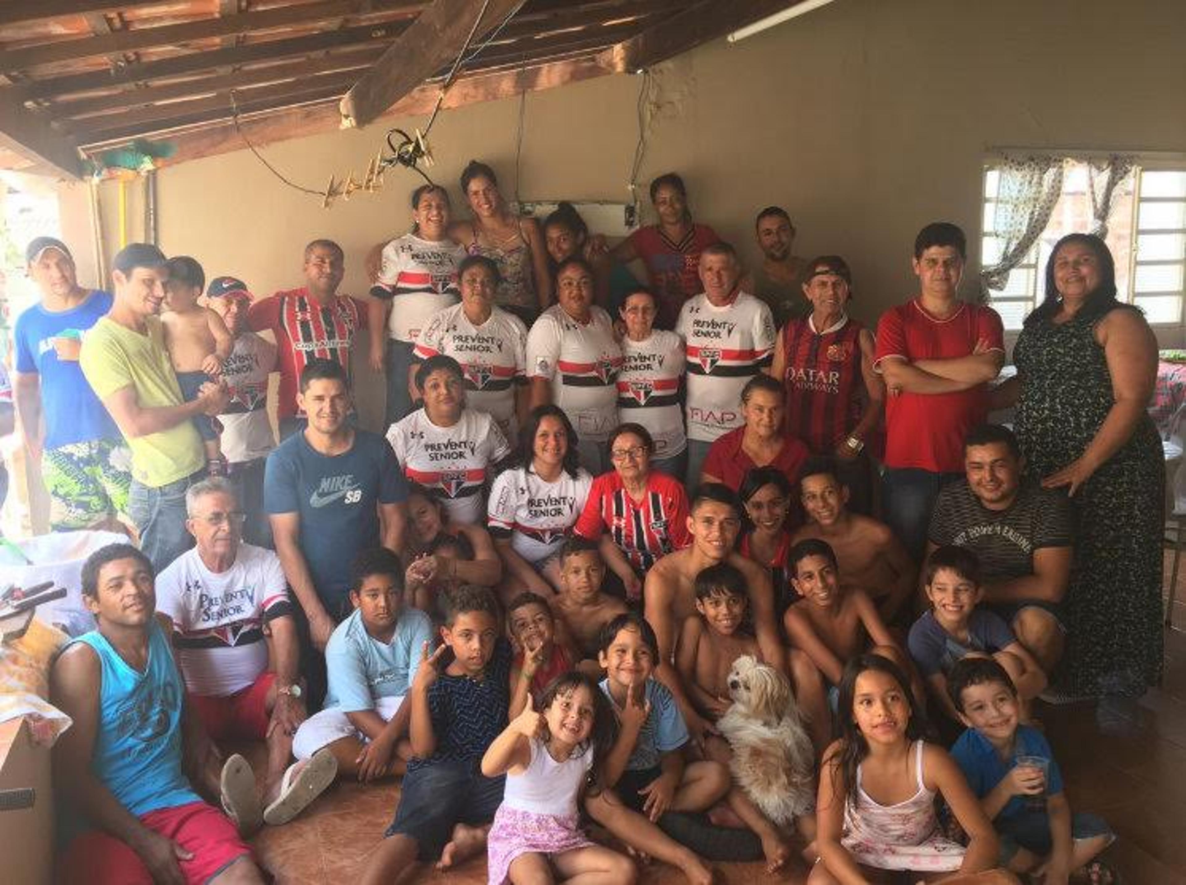 Após realizar sonho, atacante do São Paulo ganha festa de familiares