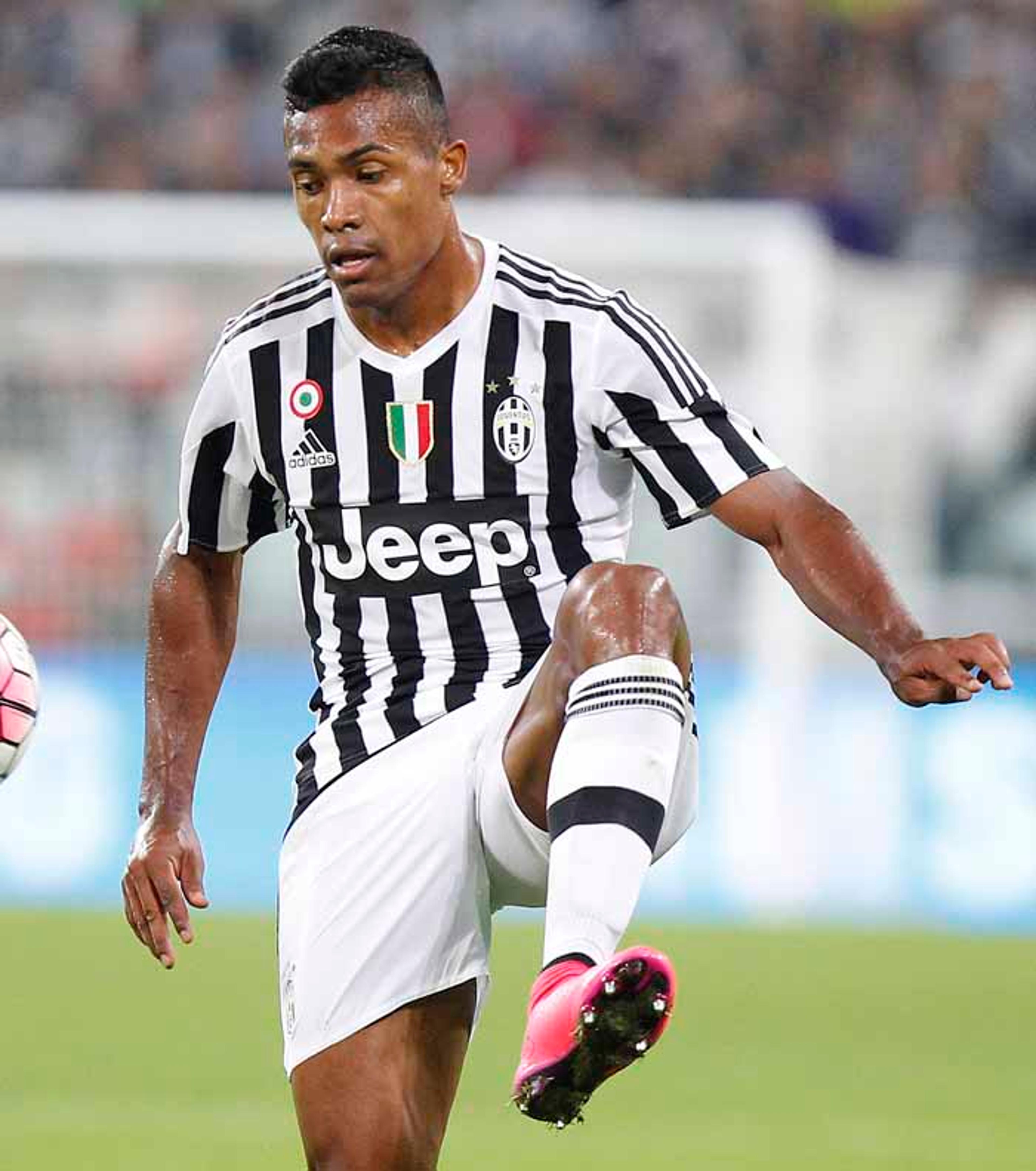 Em grande fase, Alex Sandro está na mira de gigantes ingleses