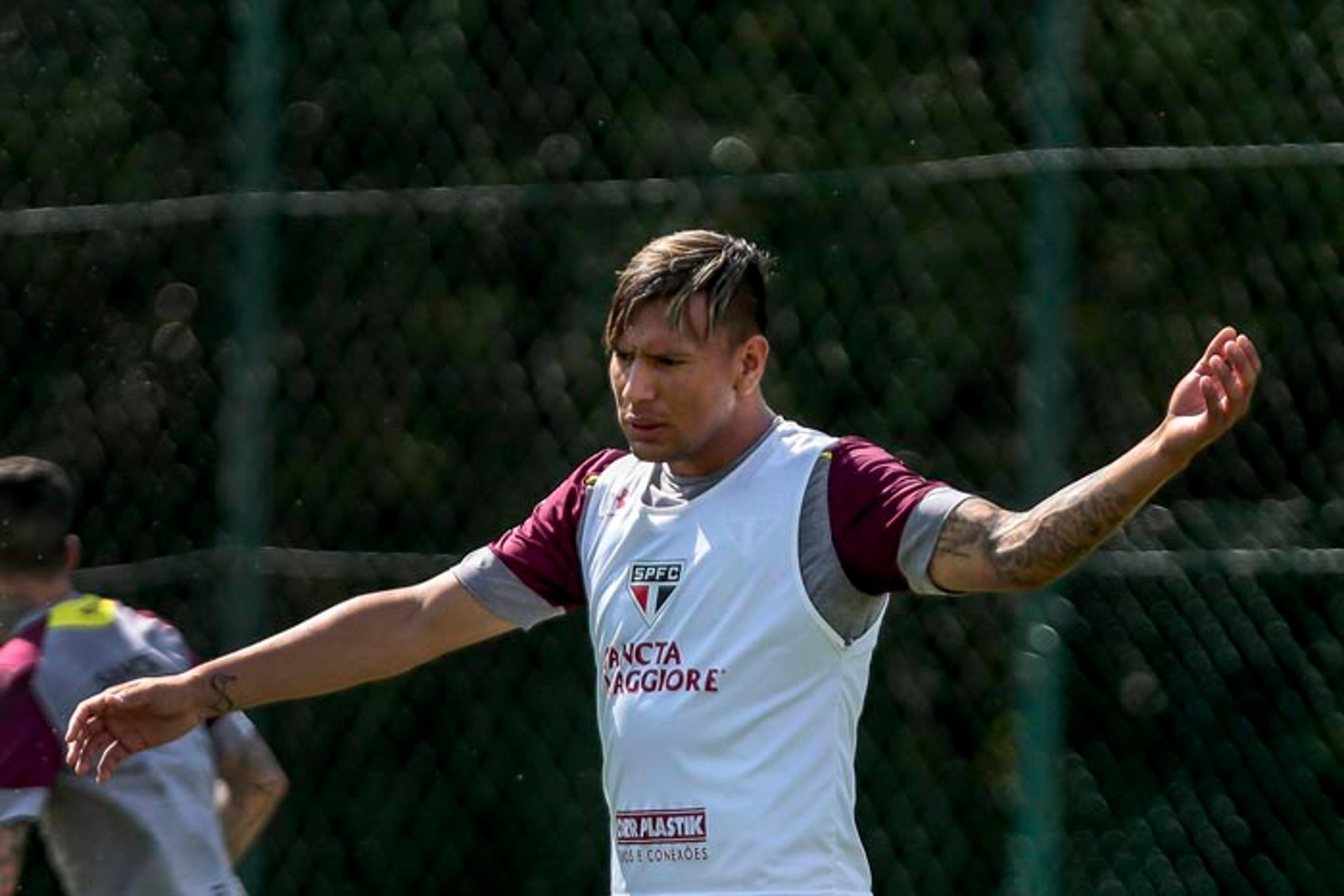 Orelha quente! Ataque do São Paulo treina finalizações com Ceni de perto