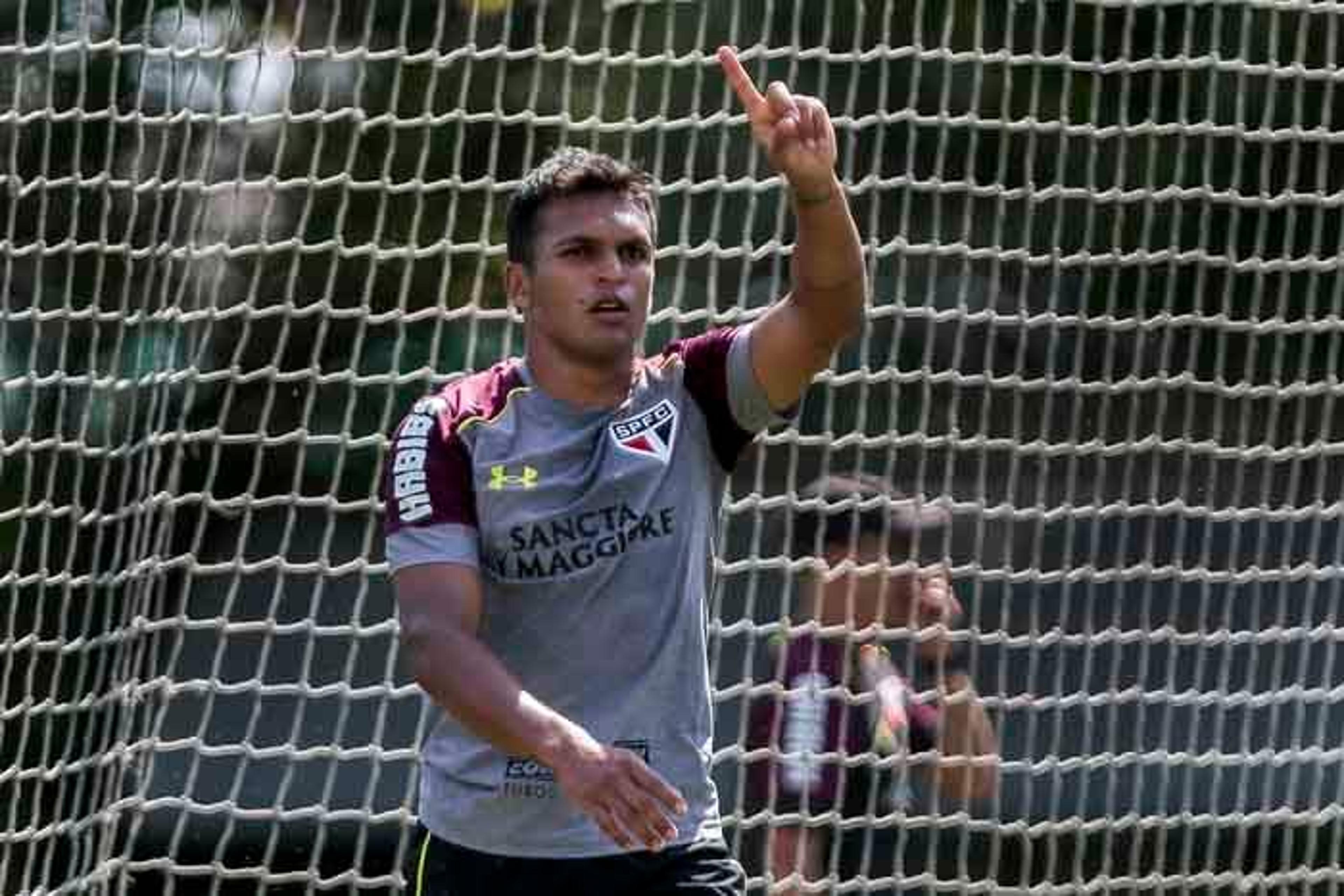 Fora dos planos de Ceni, Robson fica perto de rescindir com o São Paulo