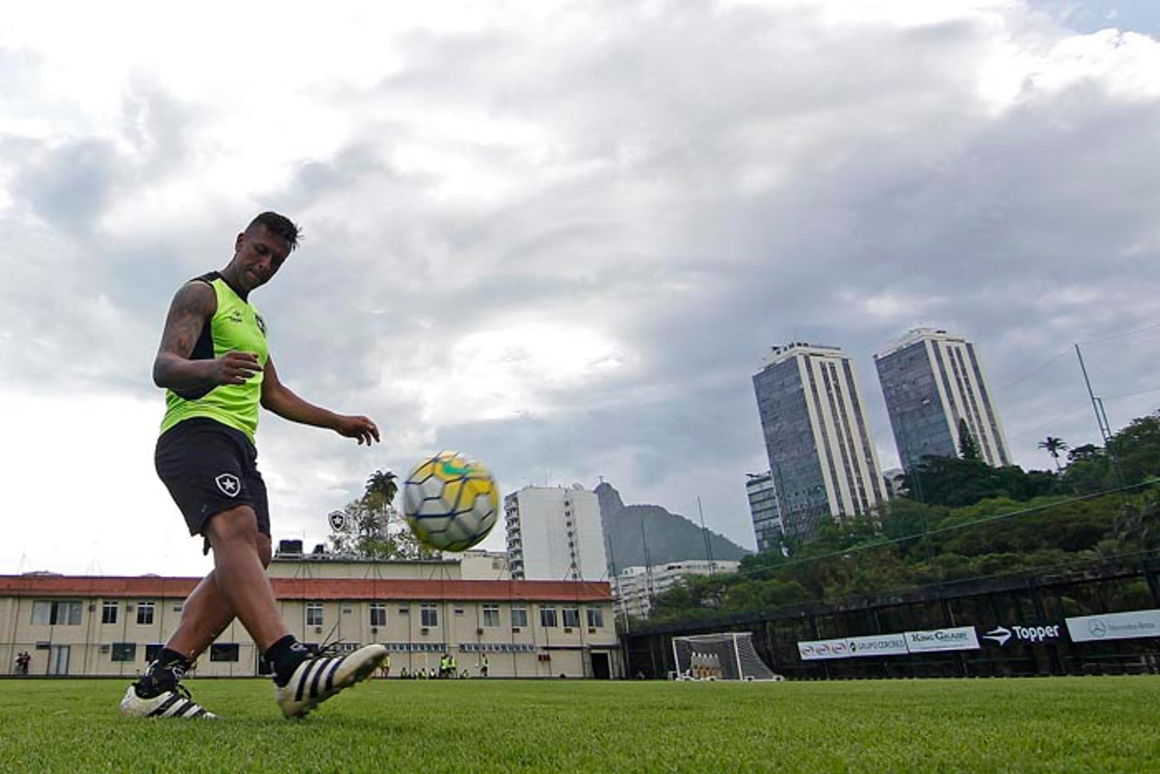 Sidão planeja treinos individuais no CT do São Paulo durante as férias