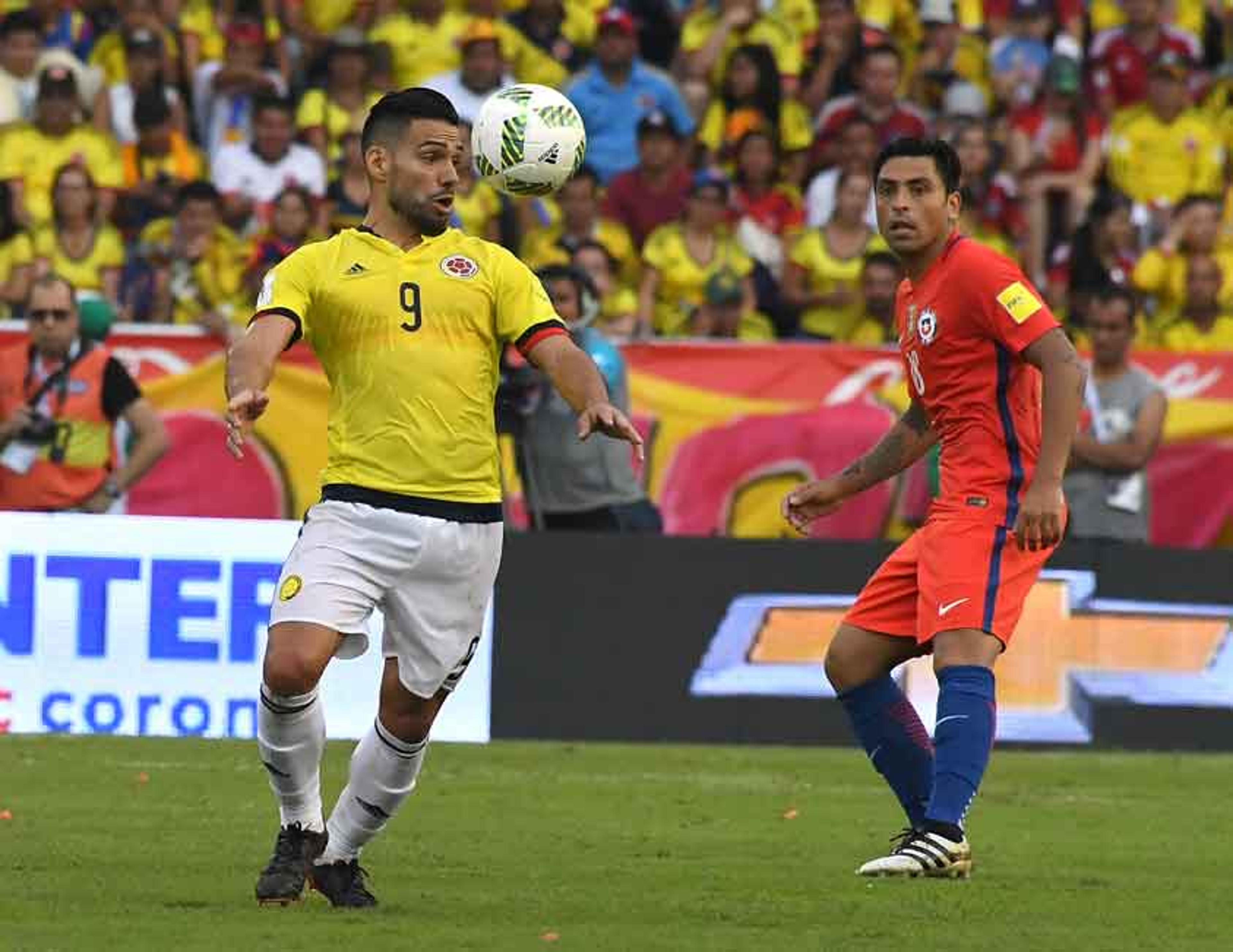 Colômbia fica no empate com o Chile em dia de lesões de Bravo e Mina