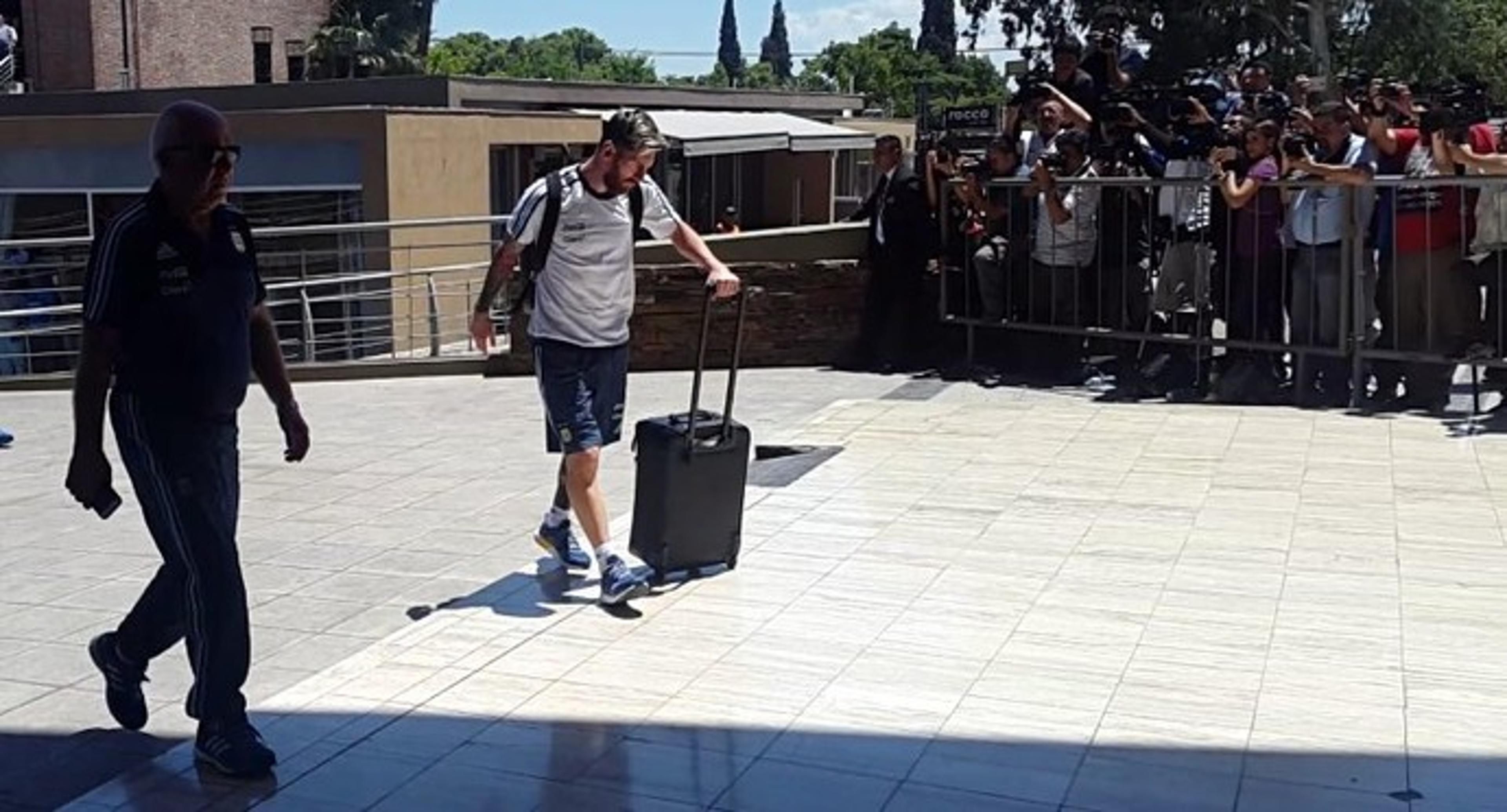 Que fase! Messi passa mal em voo da Argentina e precisa de atendimento