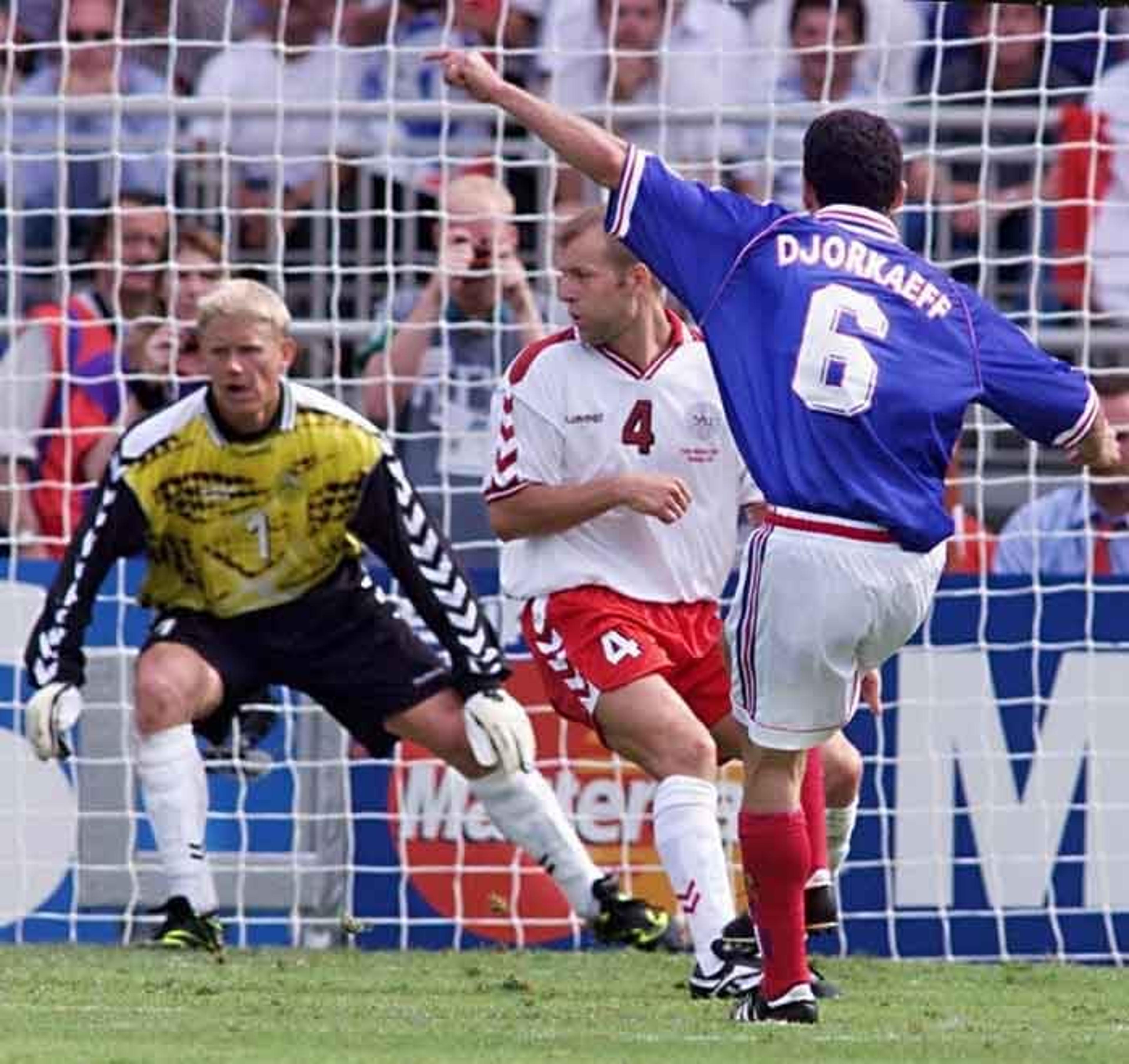 Schmeichel relembra jogo com a França em 98 e deseja sorte ao filho