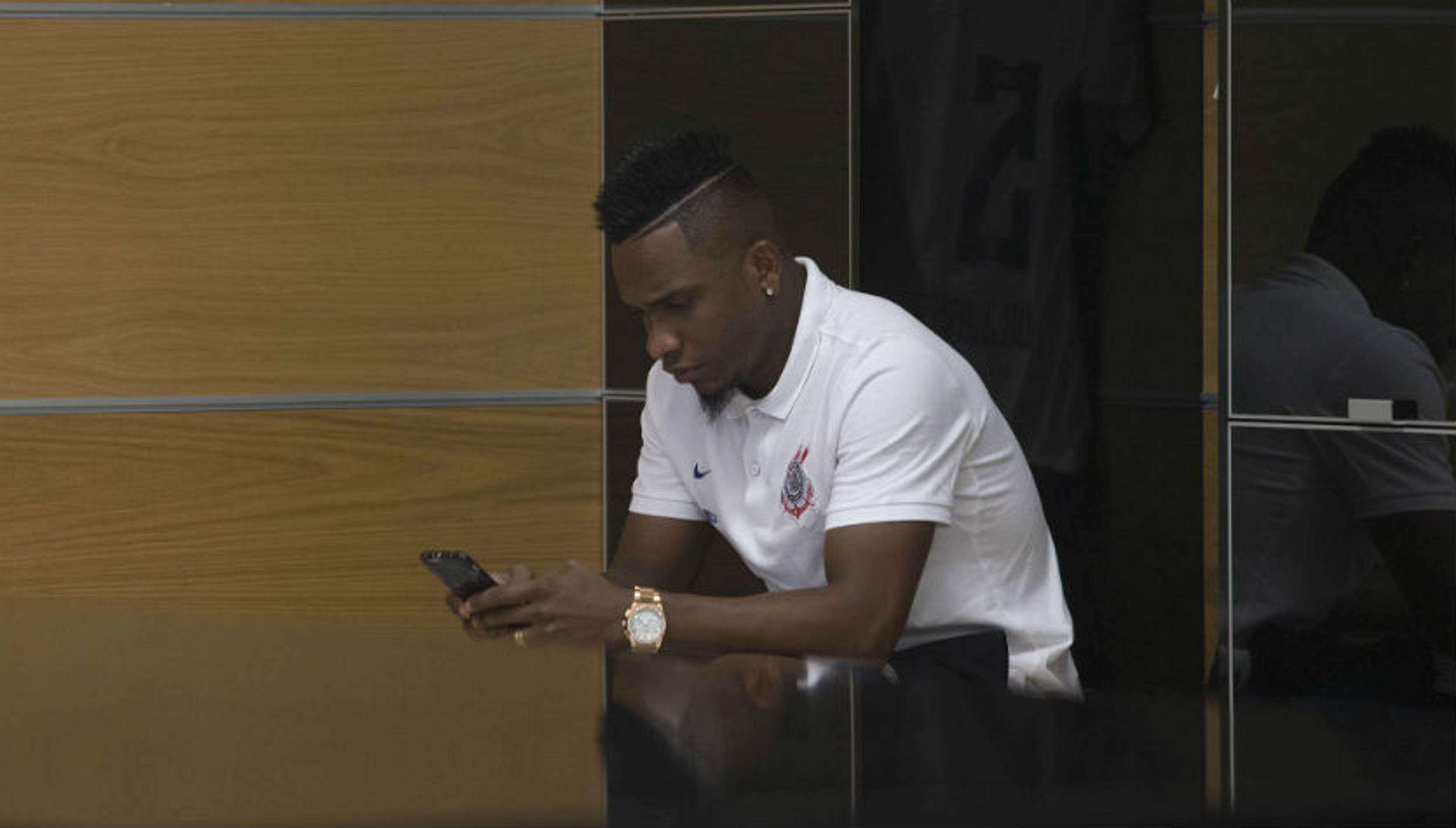 Willians é afastado pelo Corinthians após discussão com torcedores no CT