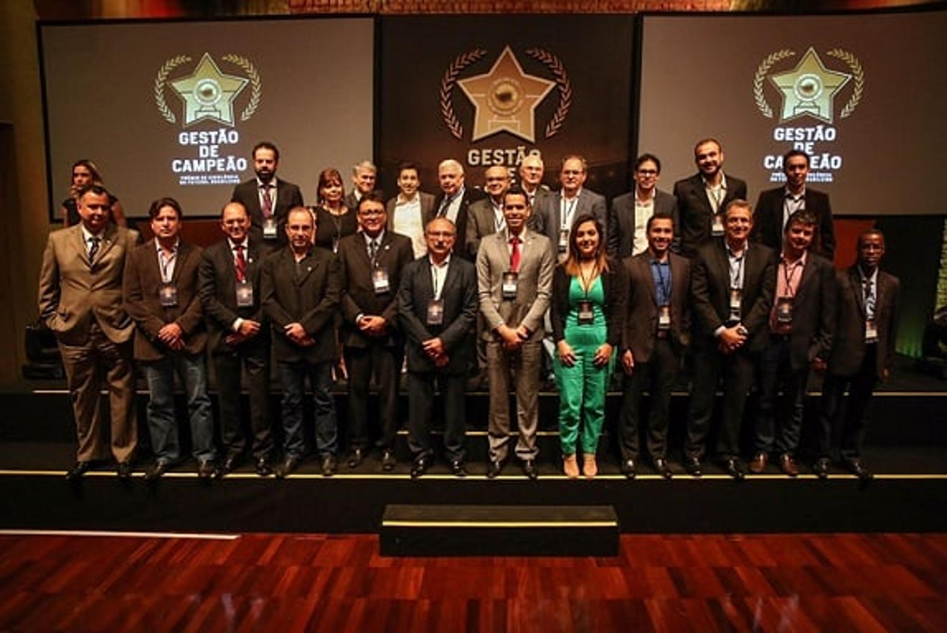 Gestores de clubes se reúnem em sala de aula para discutir o futuro do futebol brasileiro