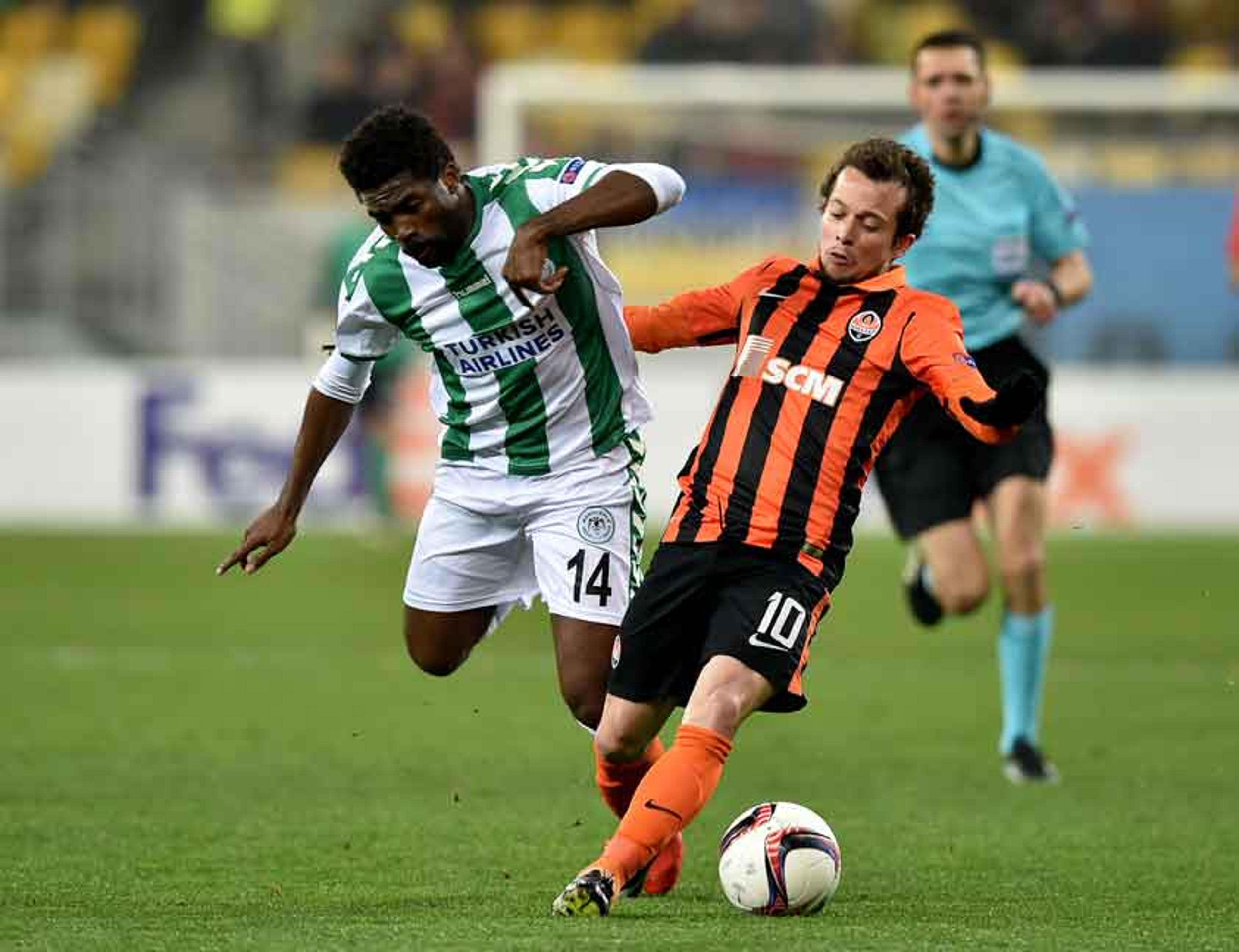 Bernard brilha em vitória do Shakhtar pela Liga Europa