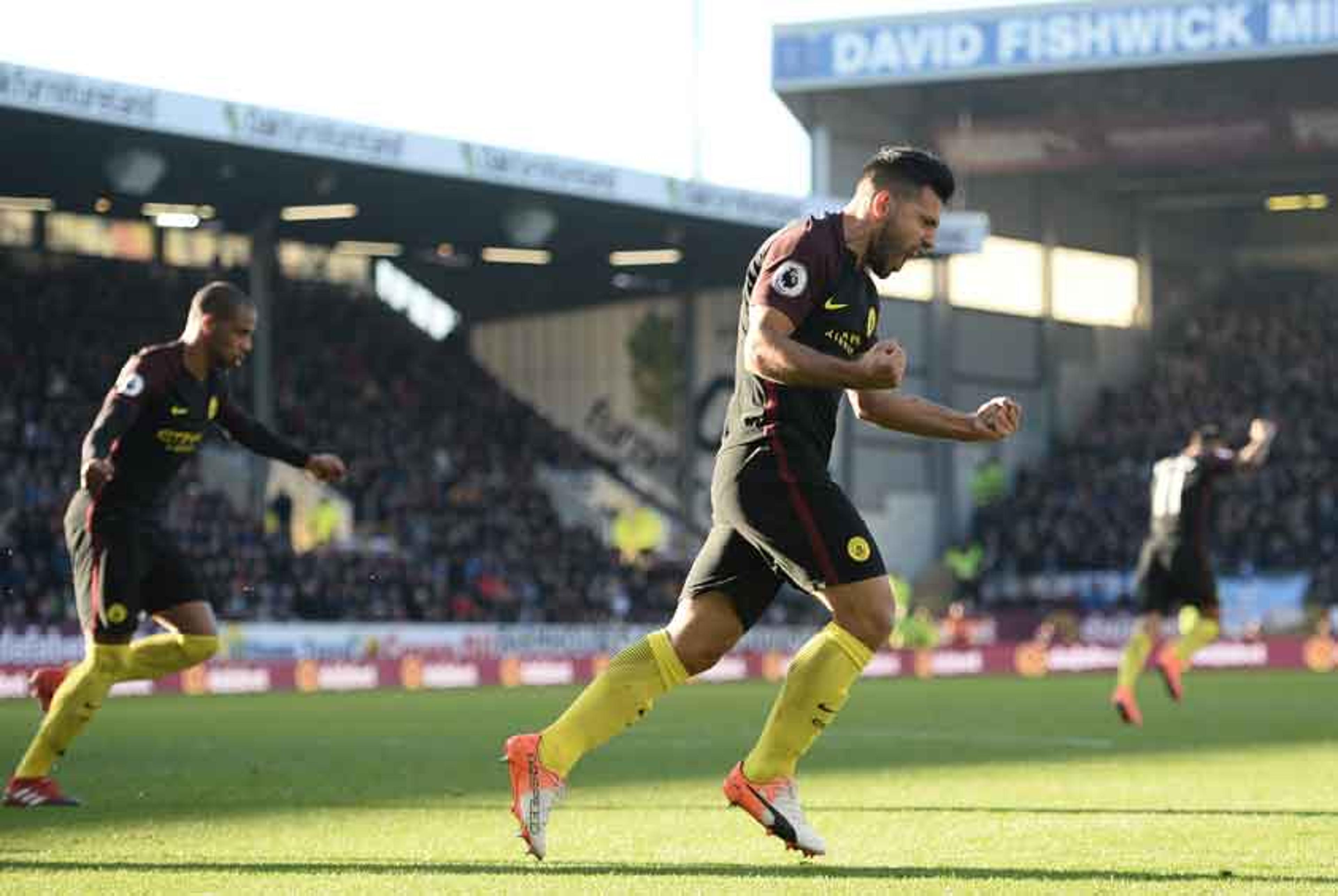 Com fome de gols, Agüero faz dois e garante vitória do Manchester City