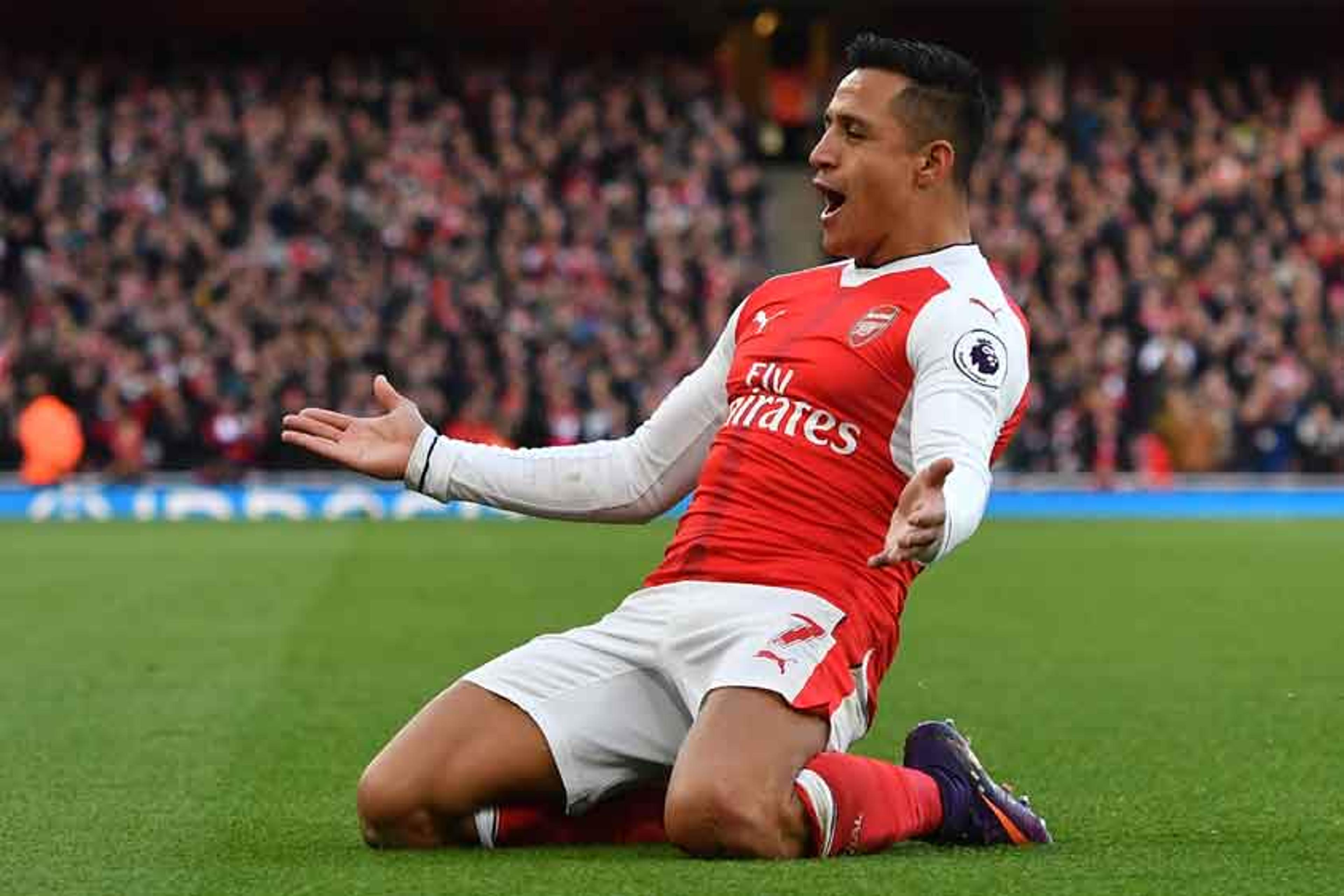 Sánchez brilha, Arsenal vence e segue na cola dos líderes no Inglês