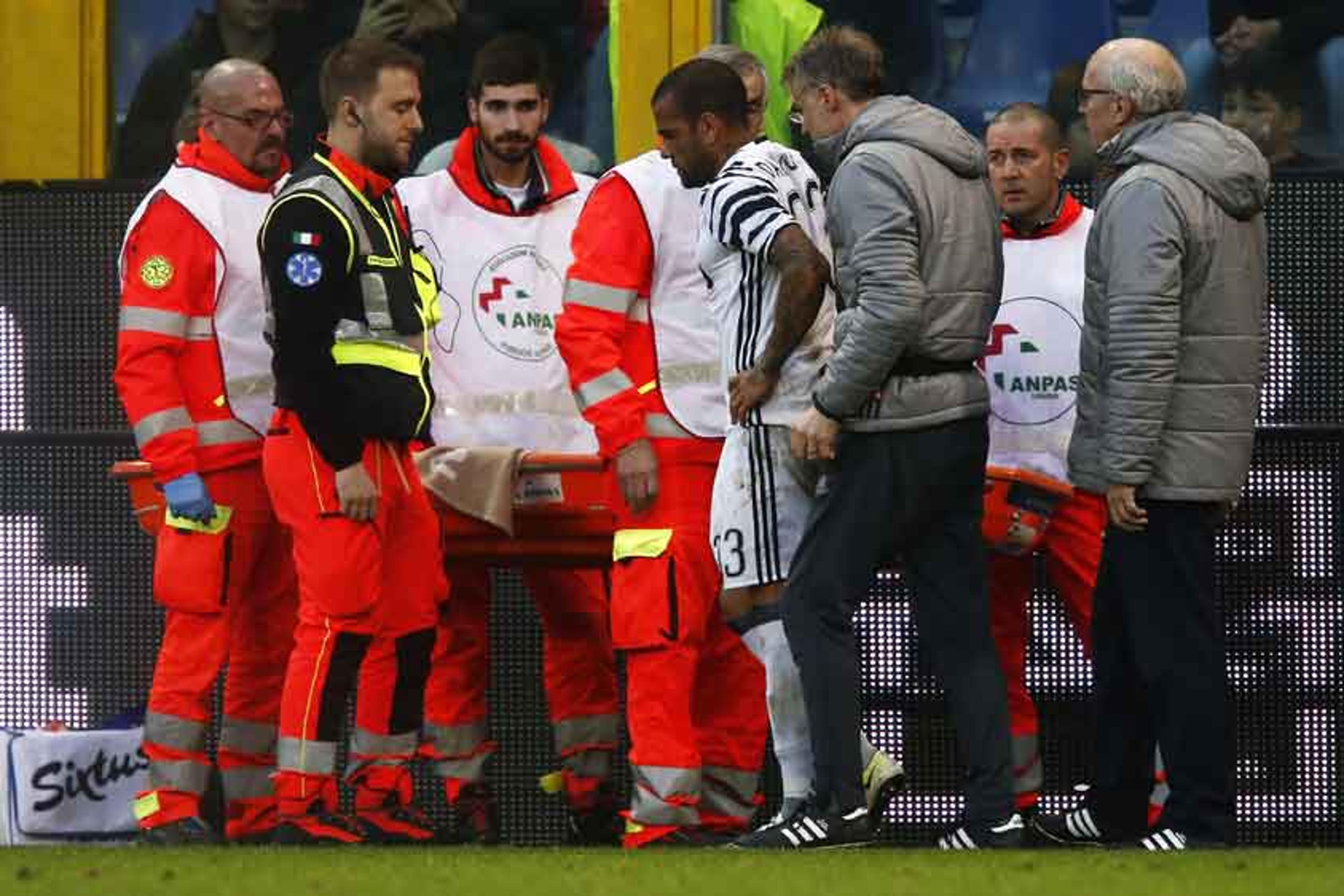 Daniel Alves tem fratura na fíbula e deve parar por até quatro meses