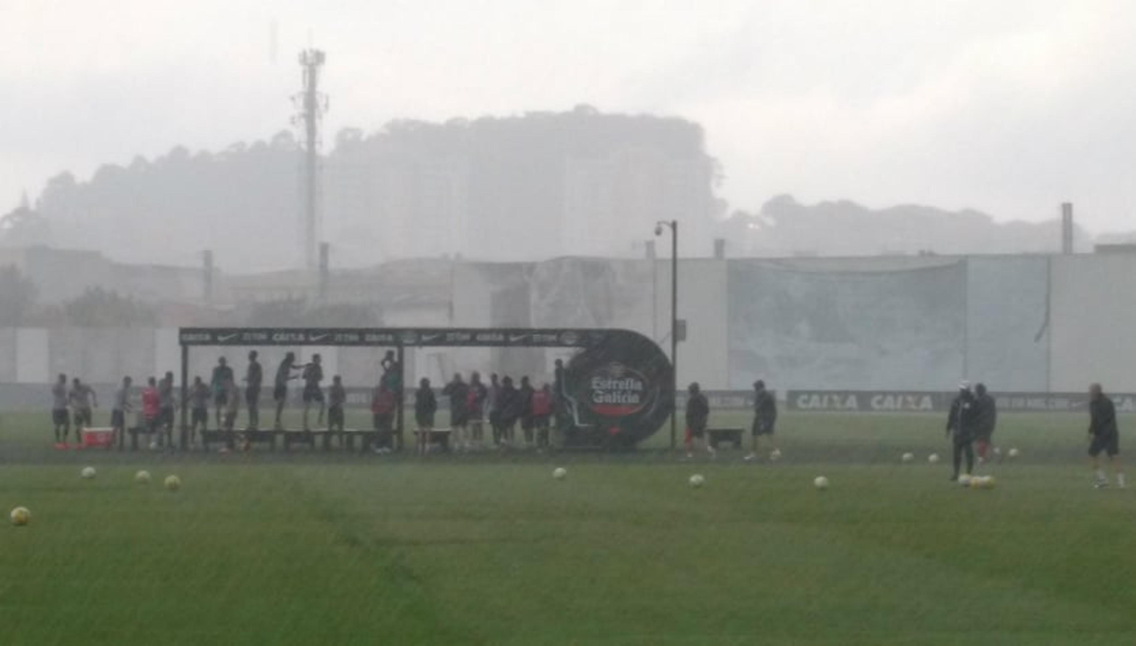 Treino do Corinthians dura pouco, mas exibe possível novidade do time