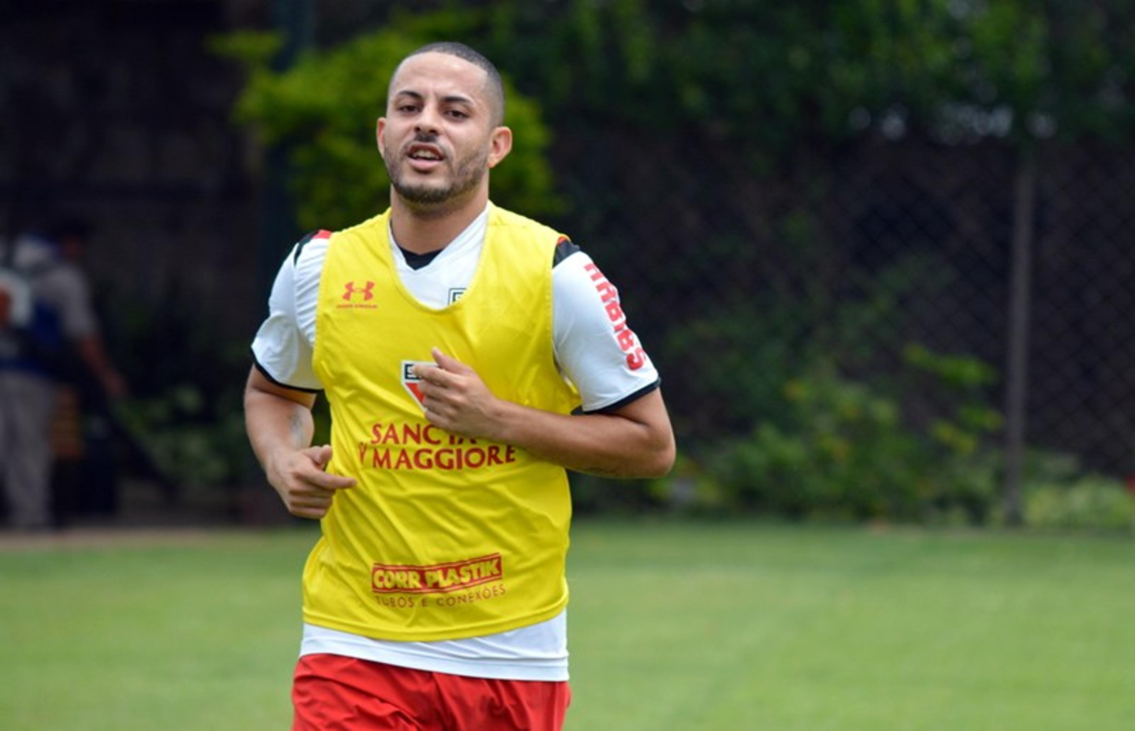 Em fim de contrato, atacante do São Paulo volta a correr no gramado