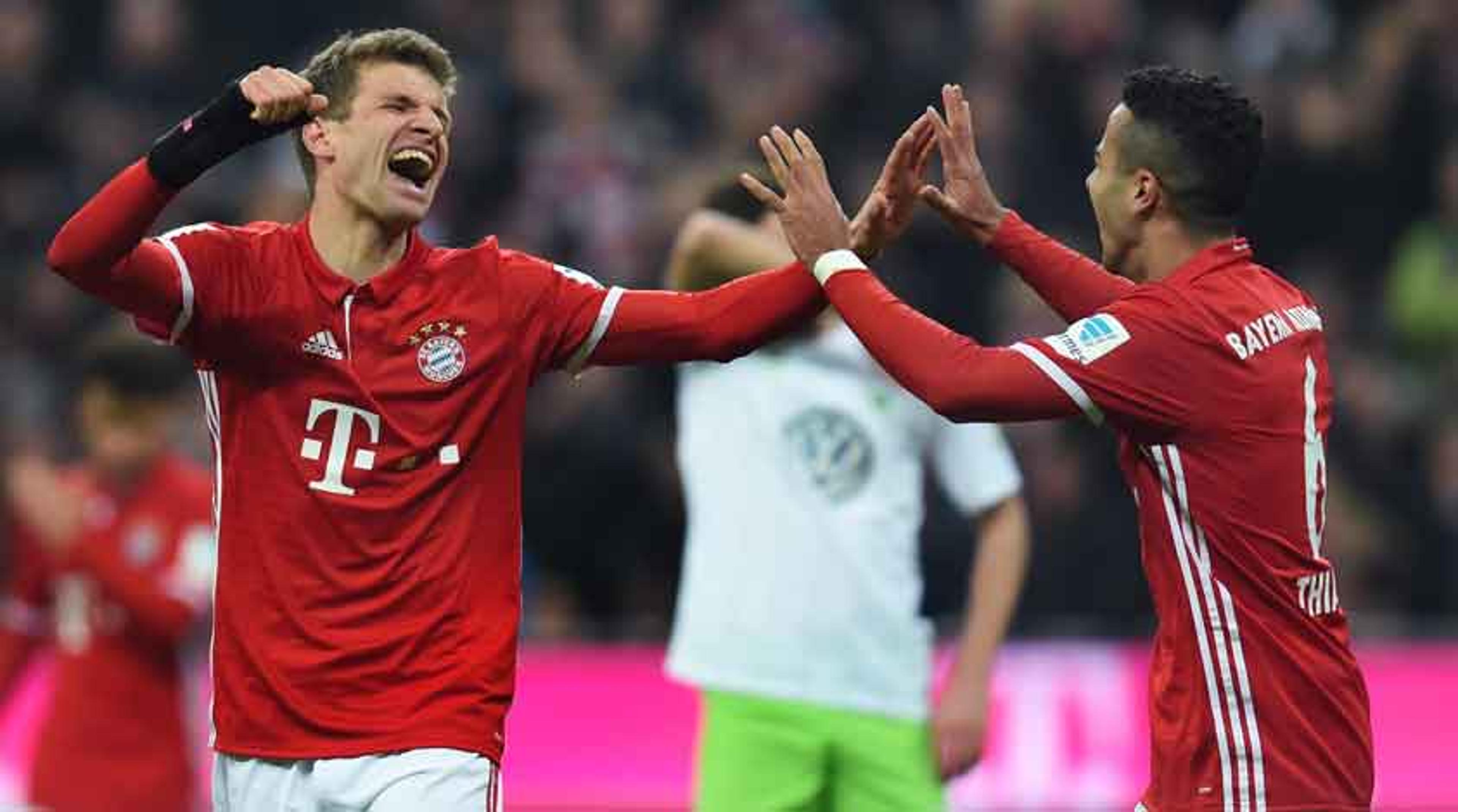 Müller desencanta, Lewandowski faz dois, Bayern goleia e lidera o Alemão