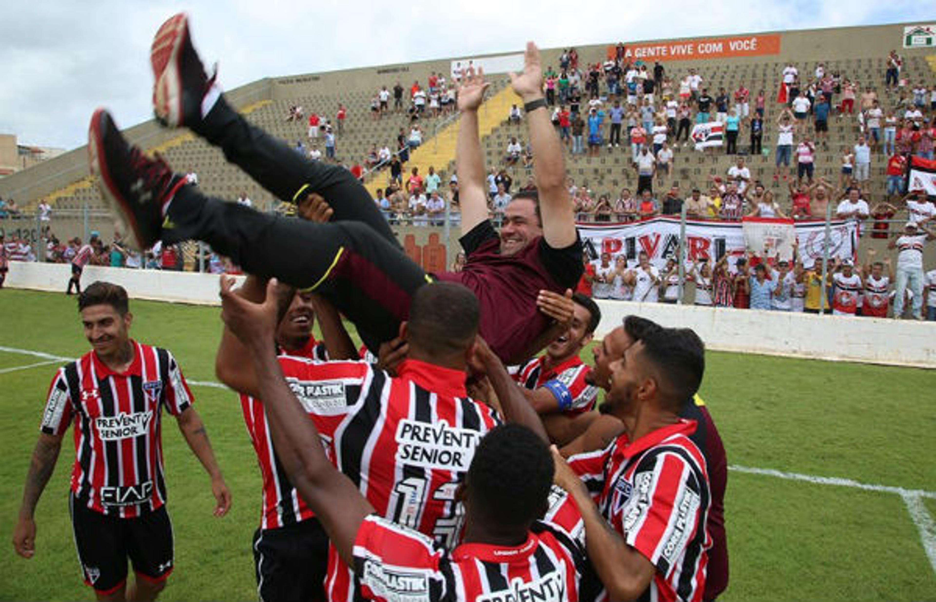 Jardine fala em ‘orgulho’ de Cotia e agradece coordenador do São Paulo