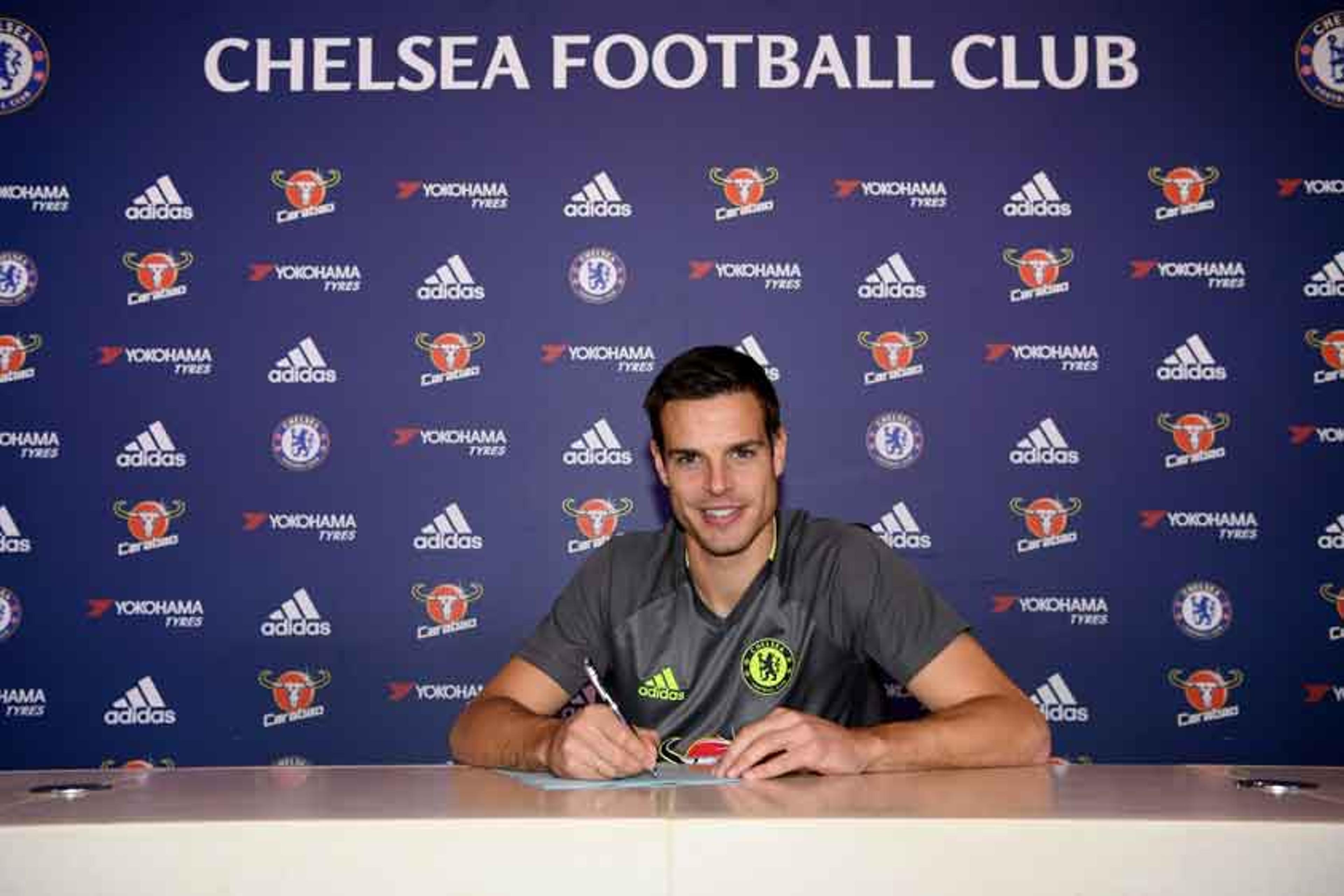 Ele fica! Chelsea renova contrato com lateral espanhol até 2020