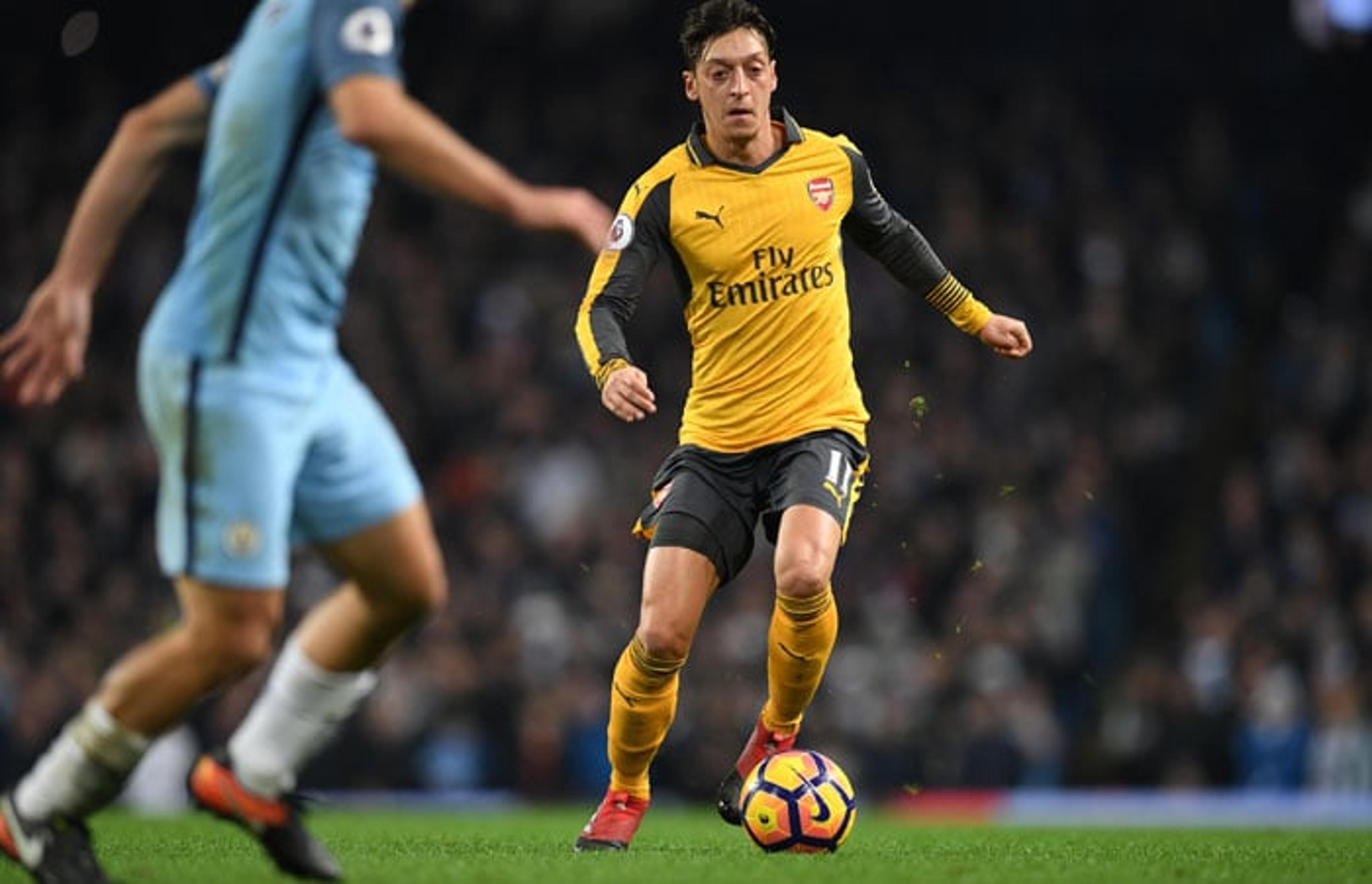 Wenger nega que Özil tenha exigido sua permanência para renovar