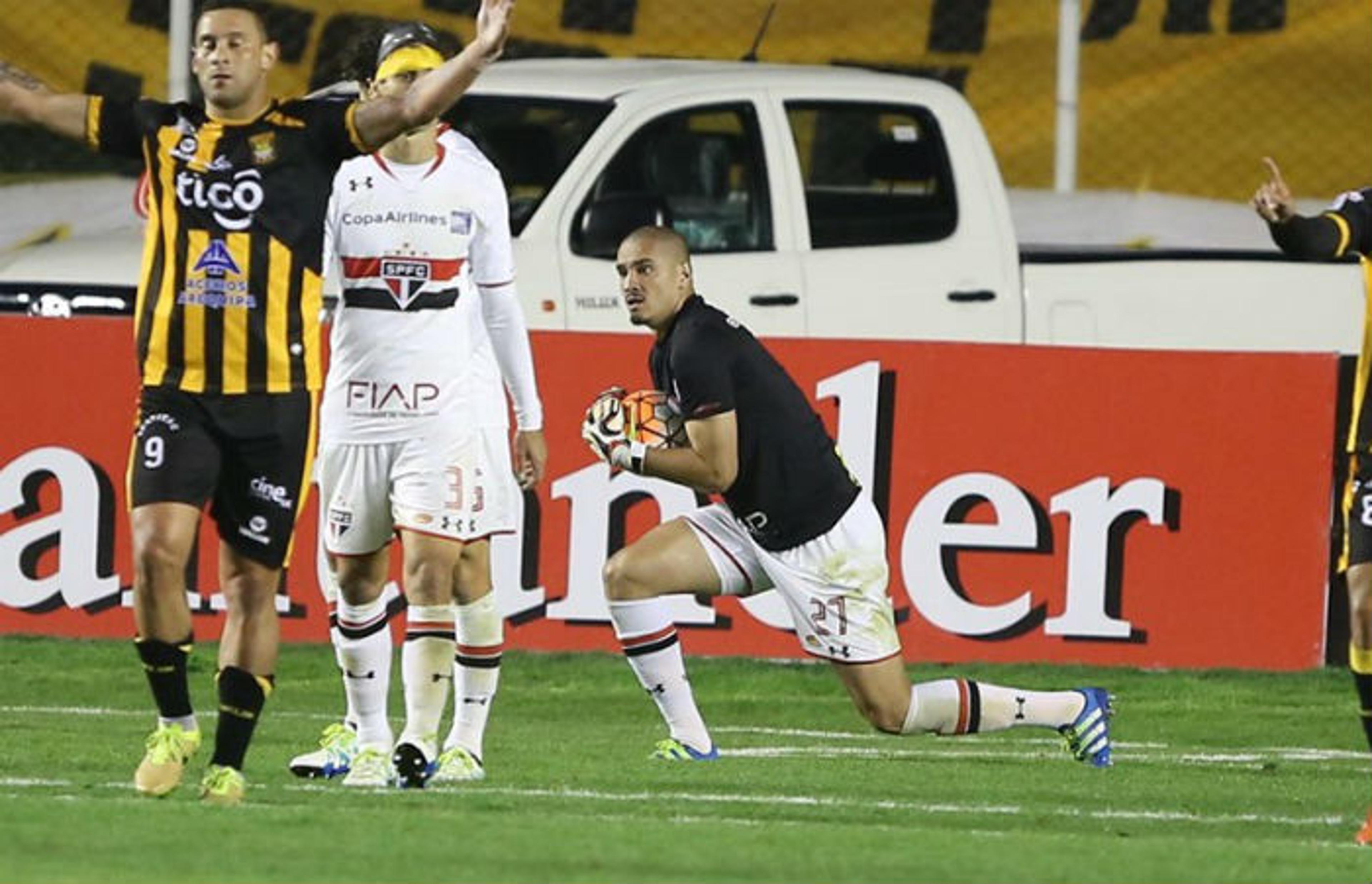 Dia de goleiro e festa no Horto: Maicon celebra 1º ano no São Paulo