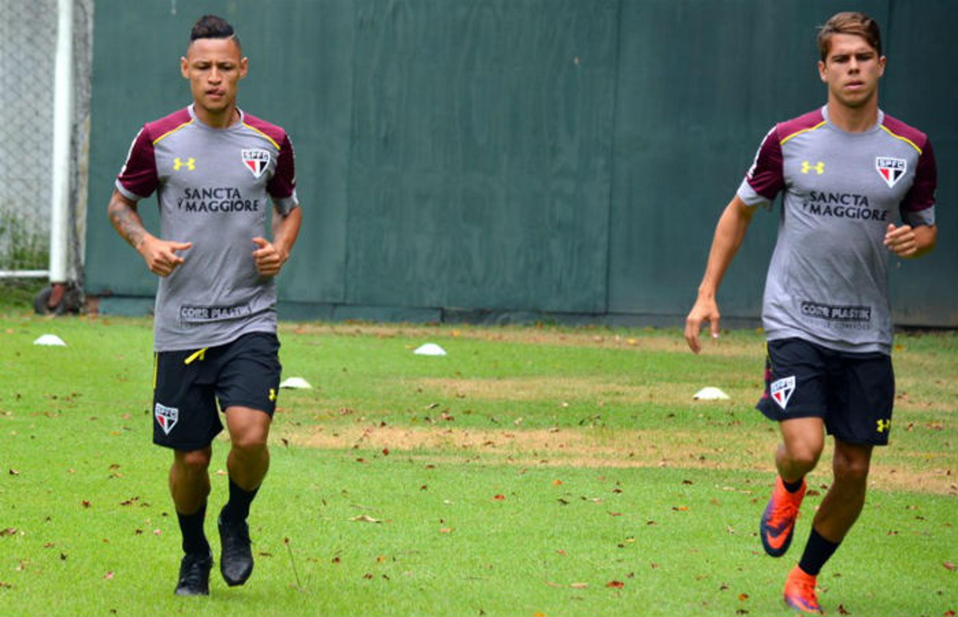 Fora dos planos no São Paulo, Neilton participa de treino com Rogério Ceni