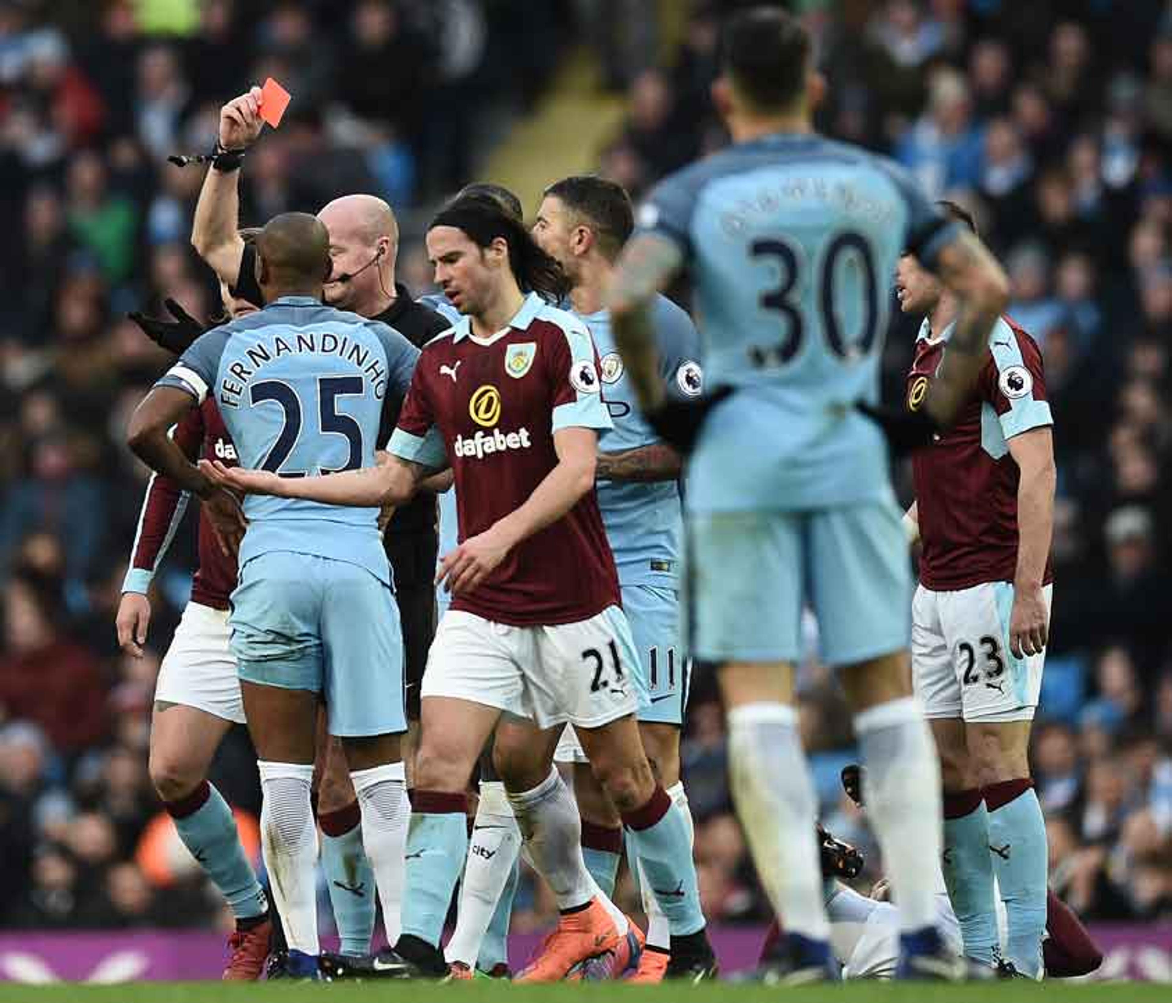 Fernandinho é punido por expulsão e desfalcará City em quatro partidas