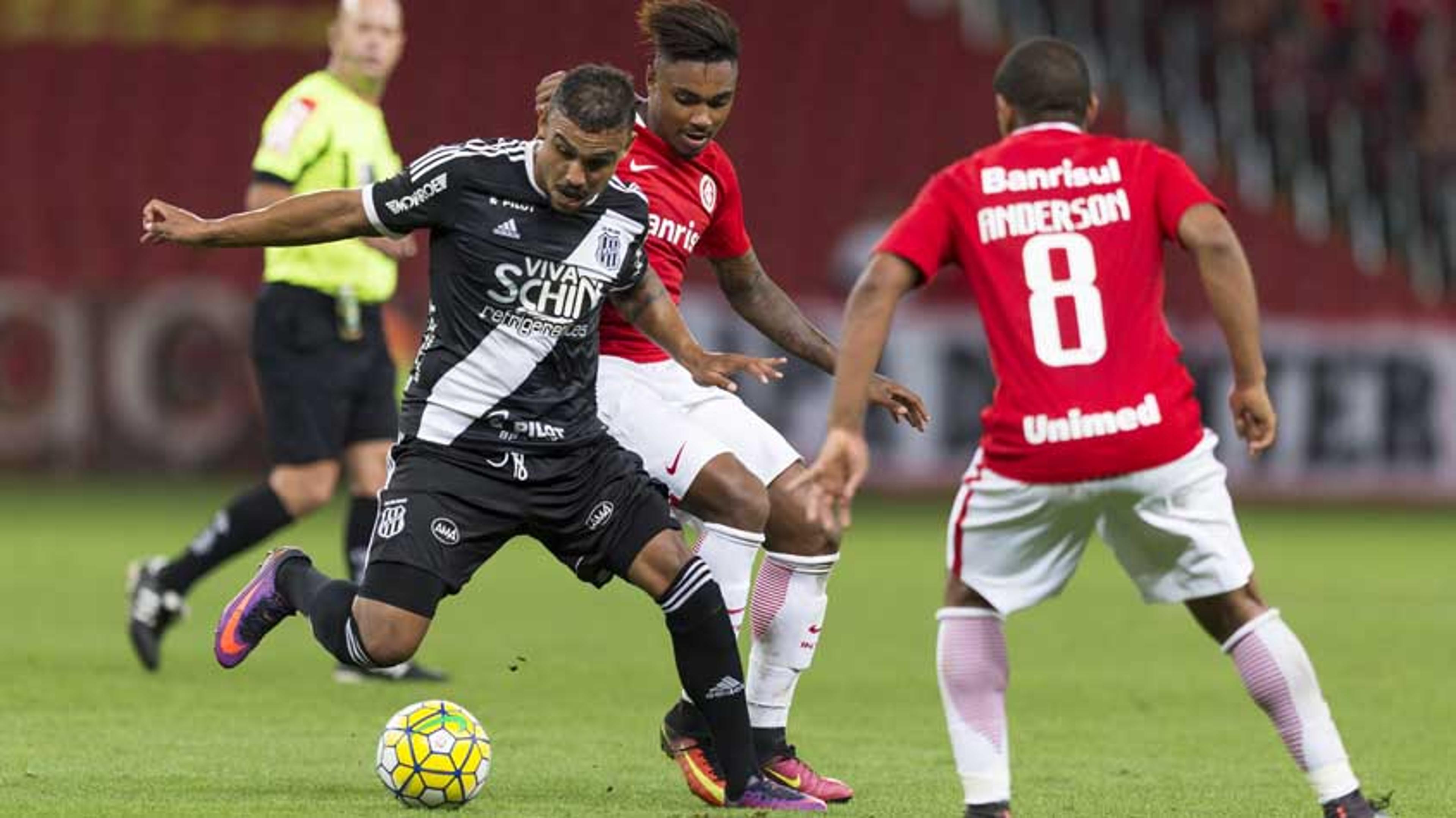 Sem Drogba, Corinthians guarda a 9 e tenta acordo para garantir Pottker