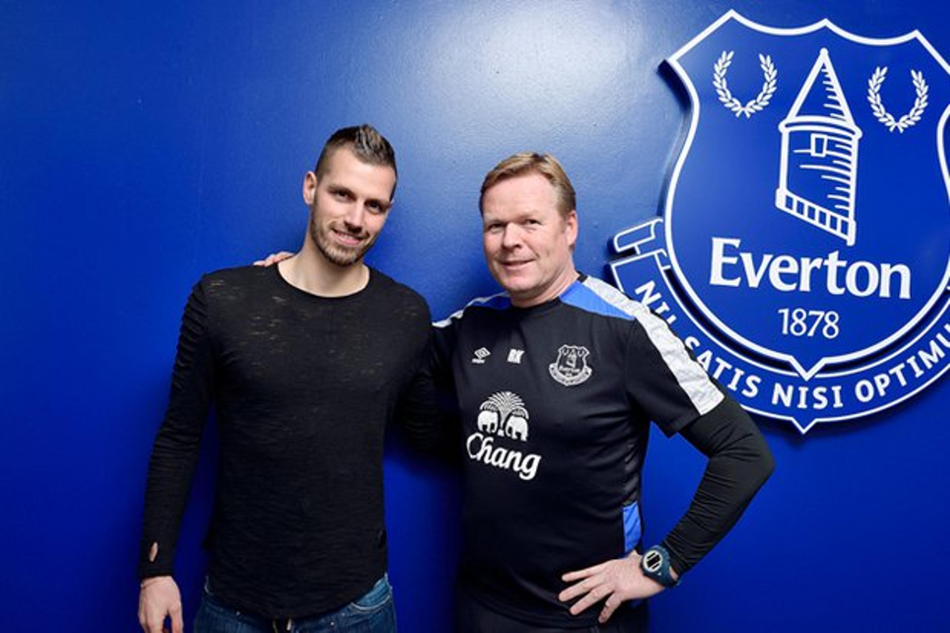 Everton anuncia a contratação de volante do Manchester United