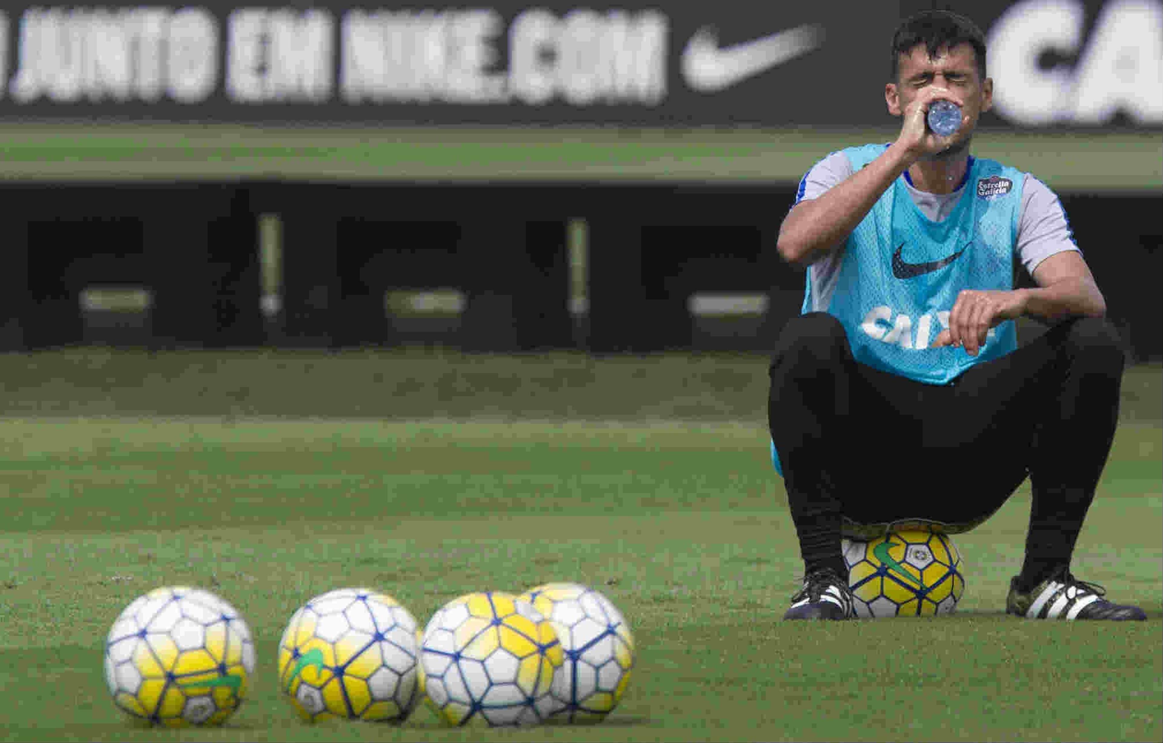 Camacho ‘vira’ meia, e Corinthians vê versatilidade como segredo para 2017