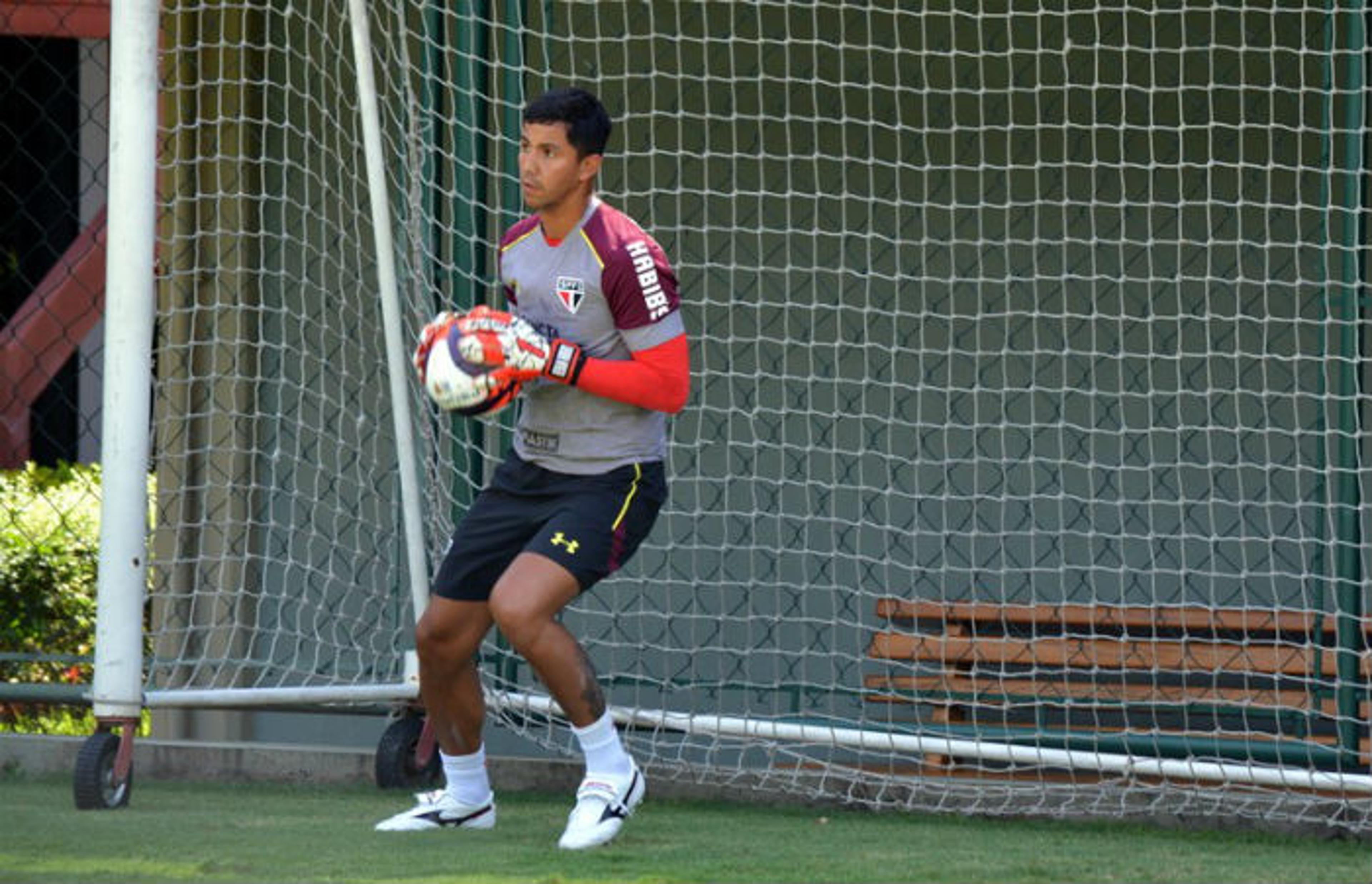 Goleiro do São Paulo se machuca de novo e tem volta ao Brasil antecipada