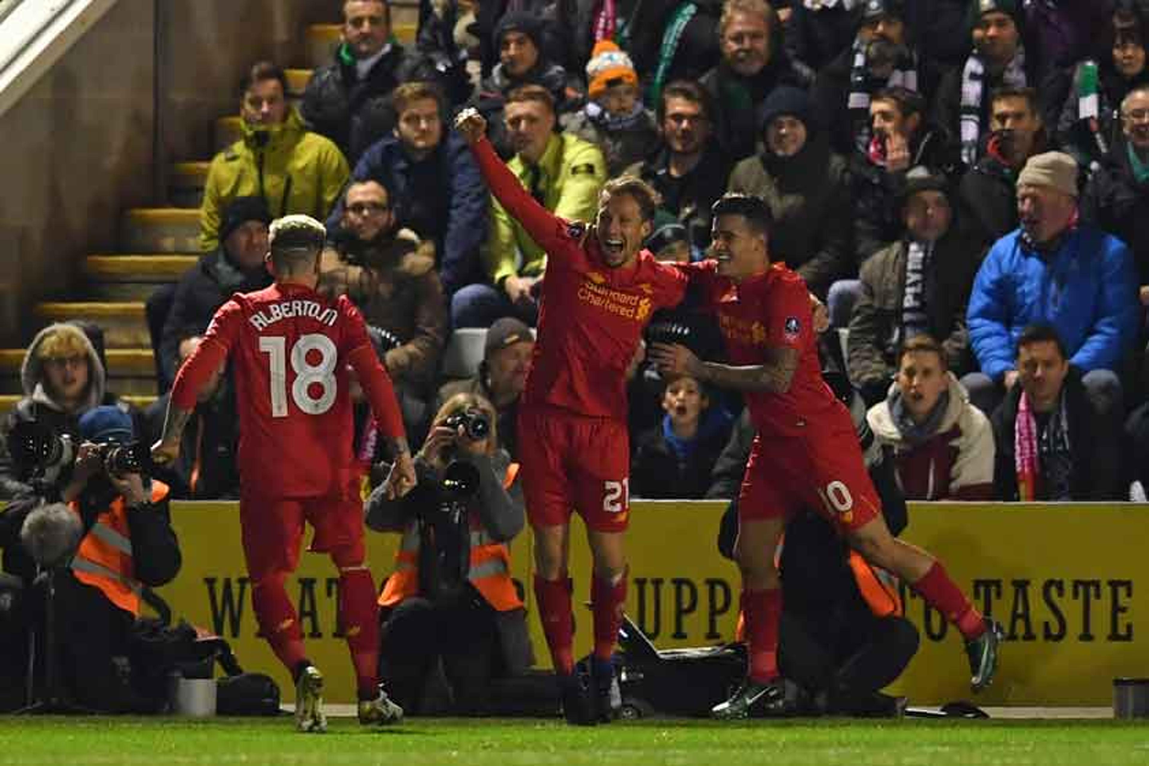 Liverpool avança na Copa da Inglaterra com gol brasileiro