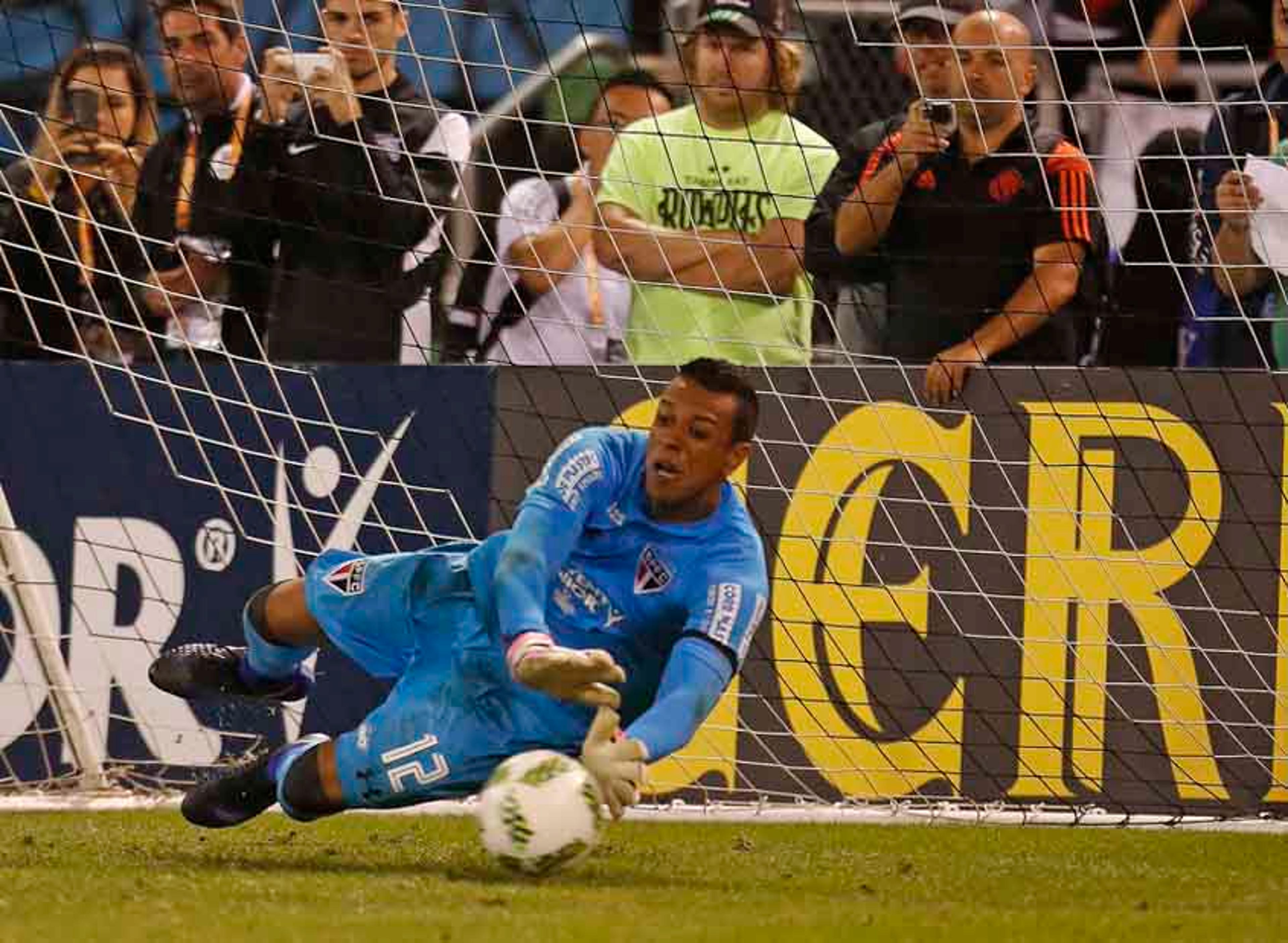 Sidão brilha na estreia de Ceni, e São Paulo enfrentará Corinthians em final