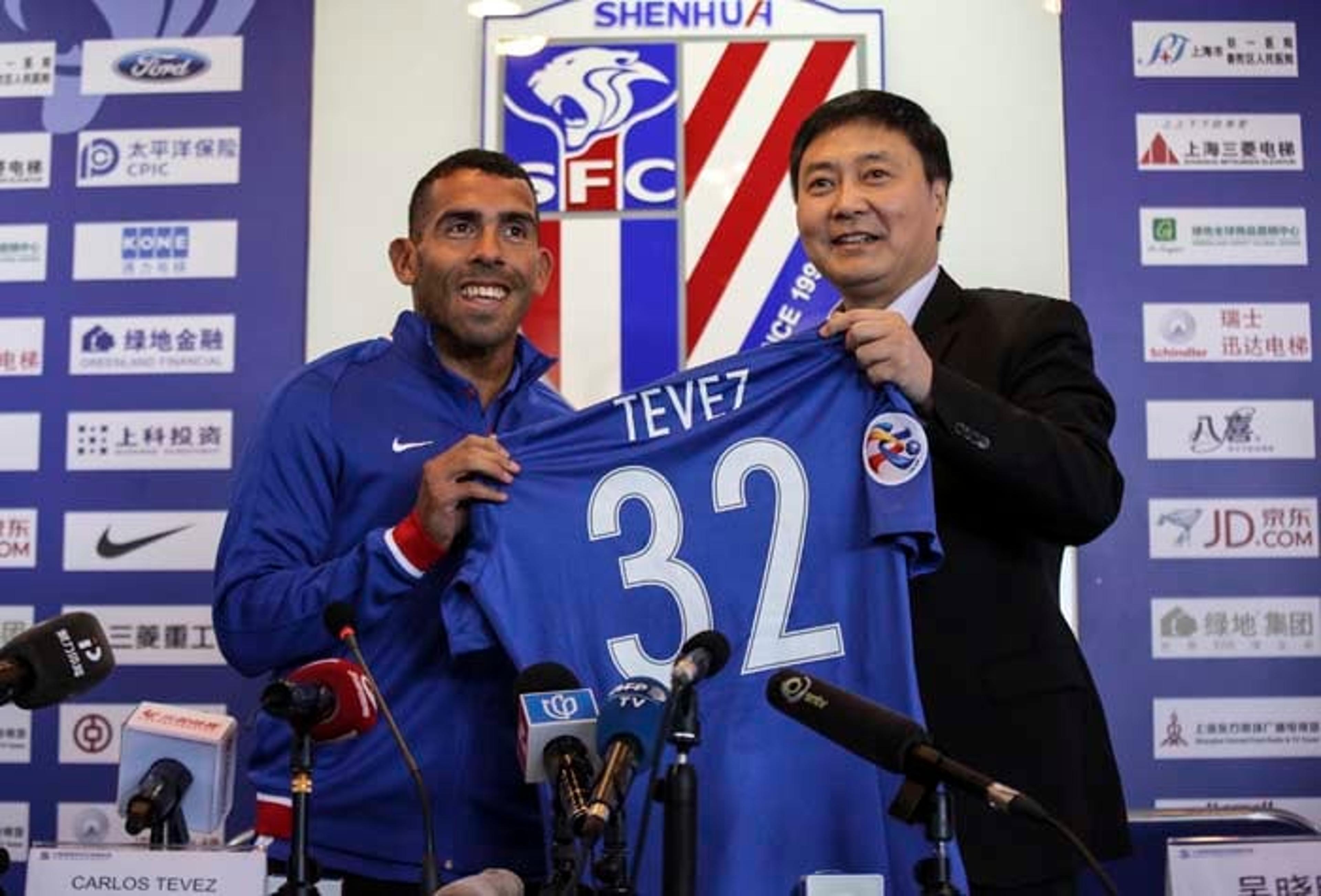 Tevez é apresentado e voltará a usar a camisa 32 no Shanghai Shenhua