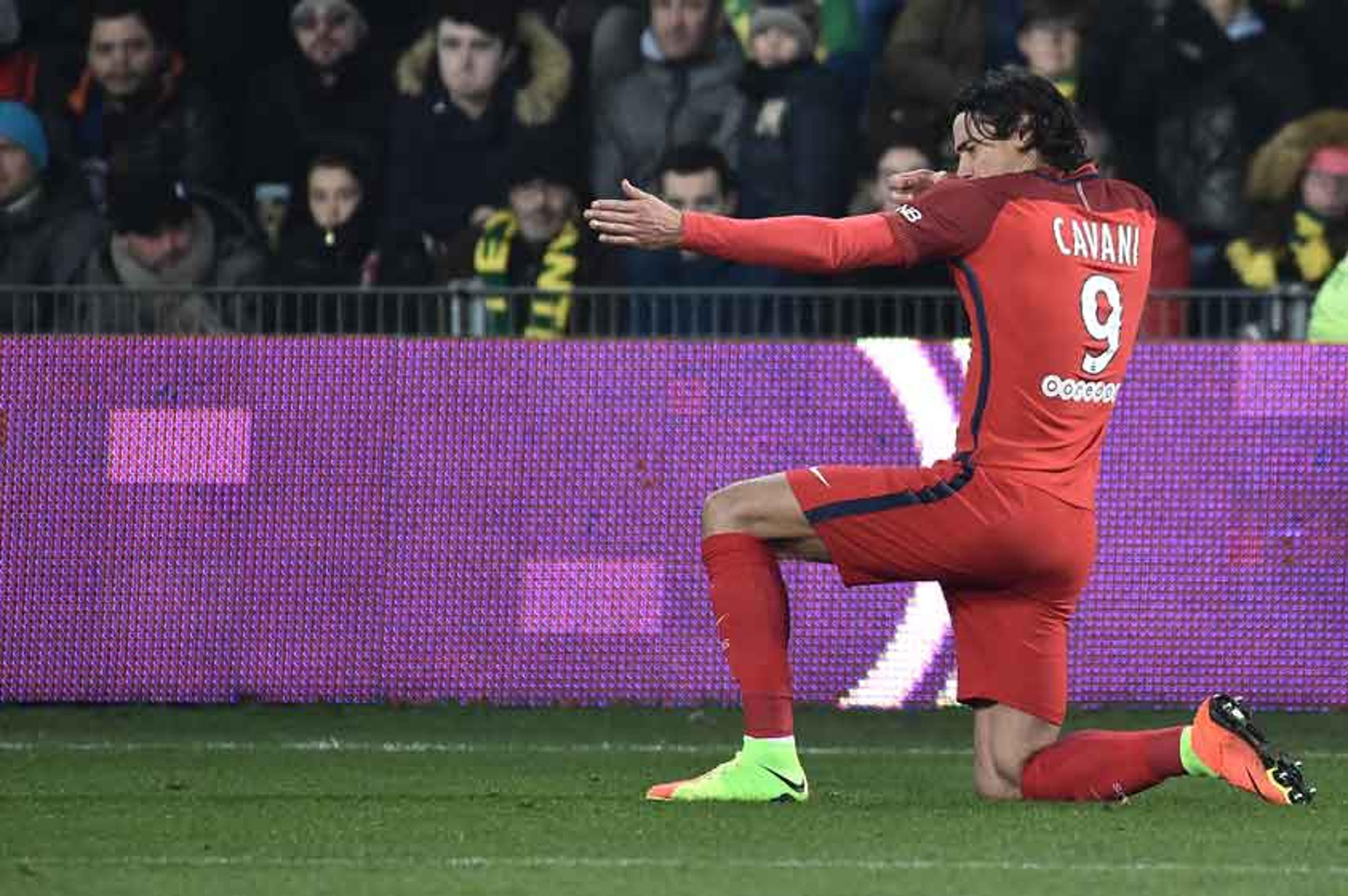 PSG vence mais uma no Francês com dois gols do artilheiro Cavani