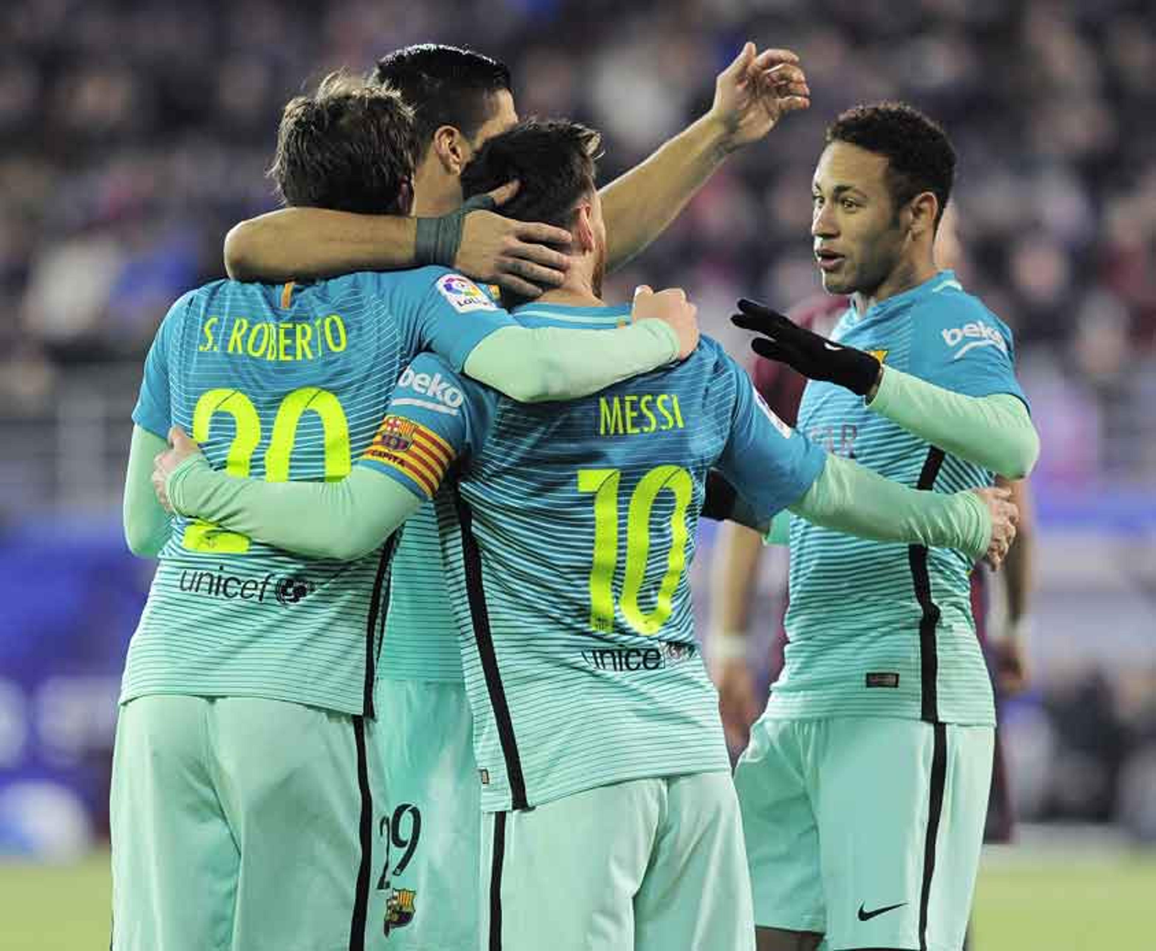 Trio MSN marca, Barcelona goleia e segue na cola dos líderes do Espanhol