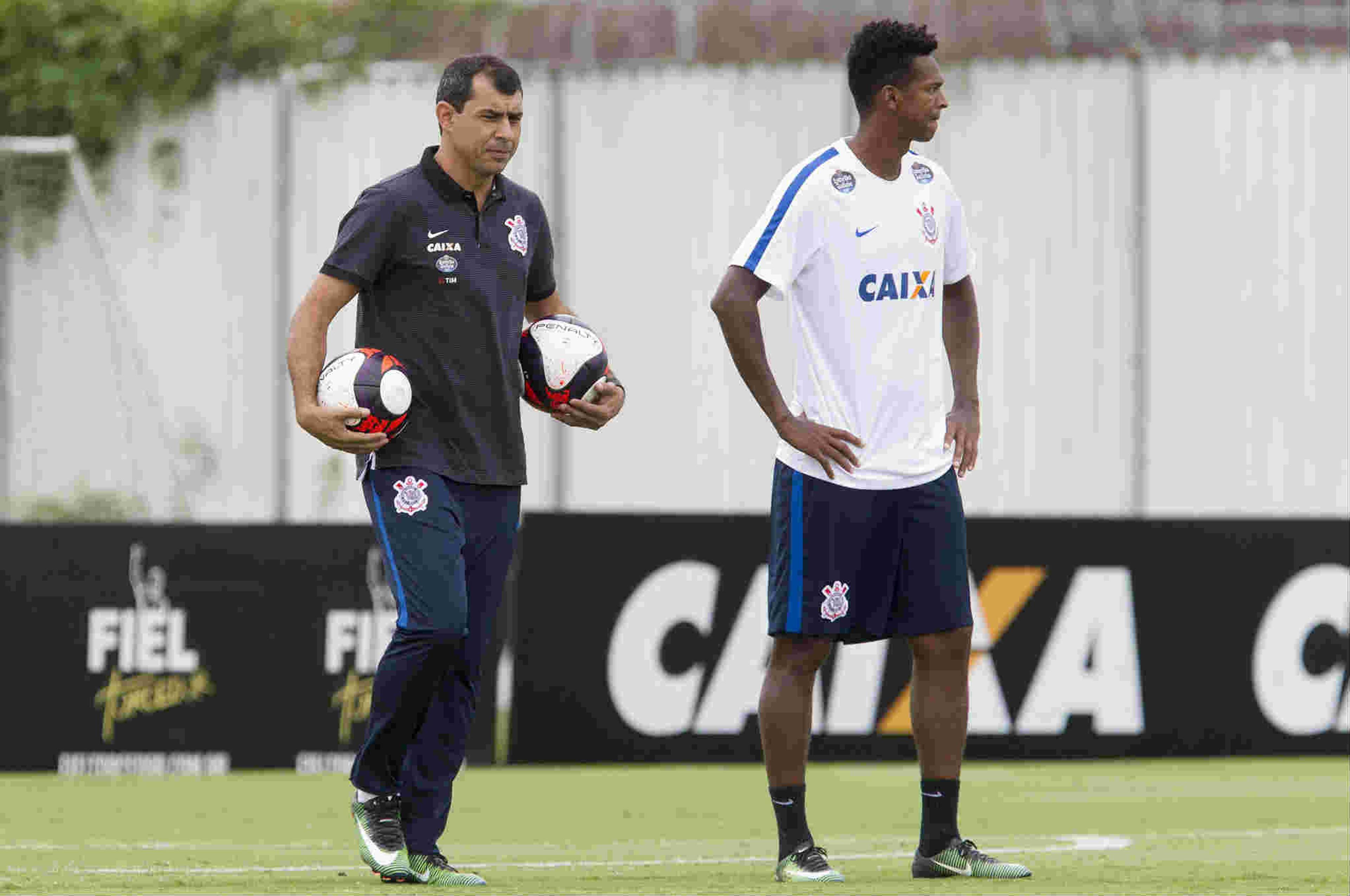 Carille ensaia Corinthians do Paulista e só espera por Fagner e Rodriguinho