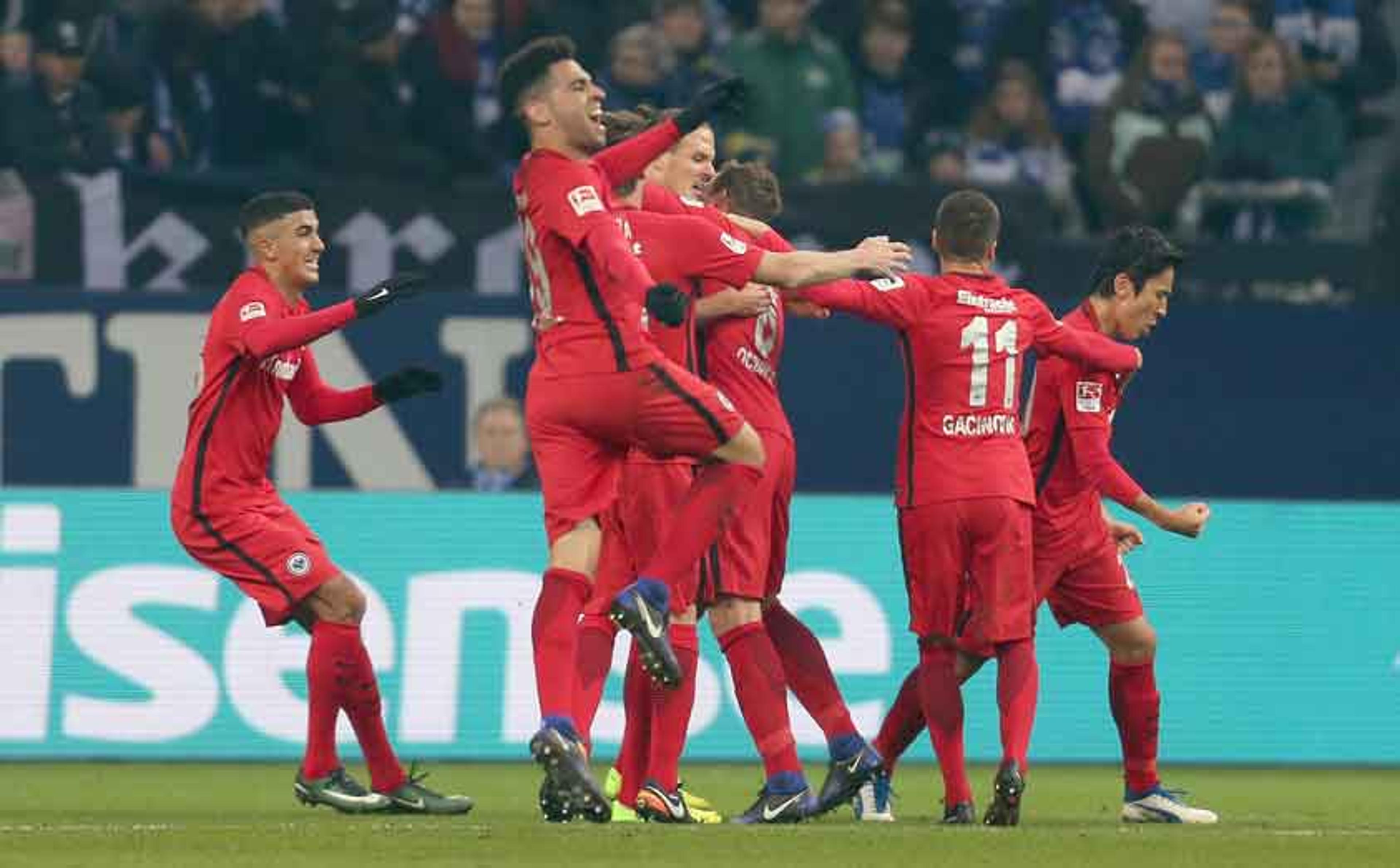 Eintracht Frankfurt bate o Schalke fora de casa e sobe para terceiro