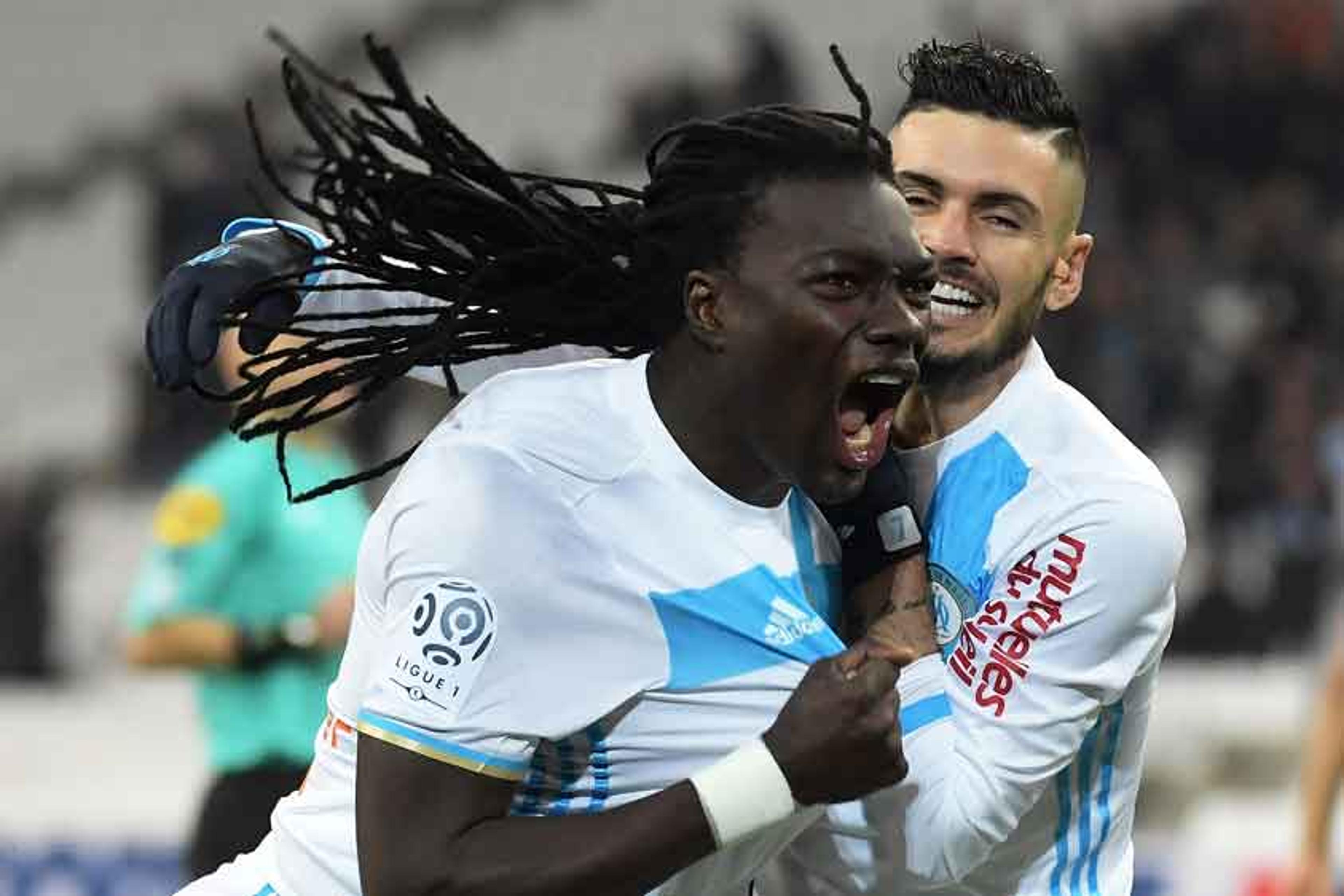 Na estreia de Evra, Gomis faz três, e Olympique goleia pelo Francês