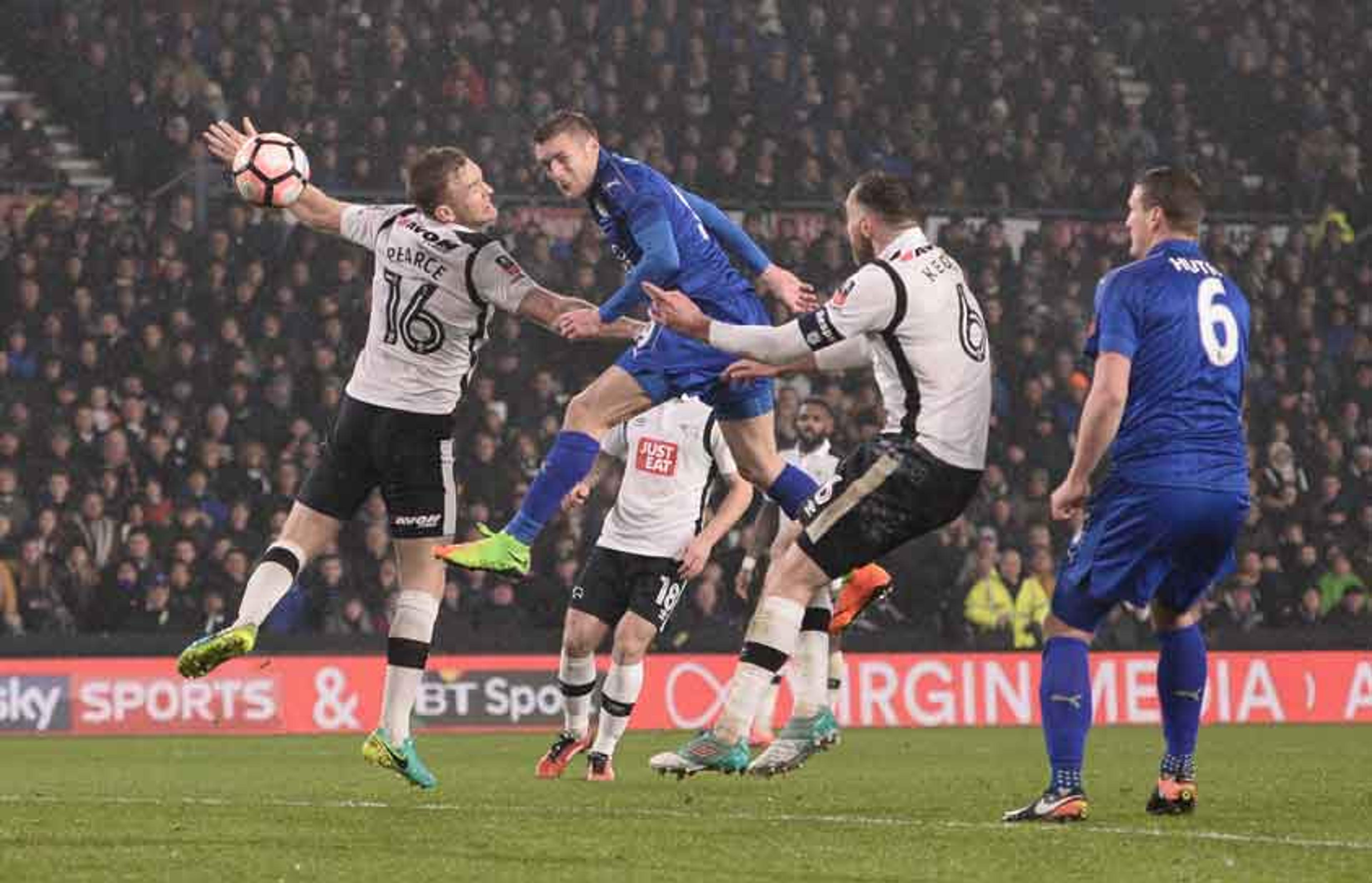 Zagueiro salva o Leicester e leva duelo contra o Derby para o replay