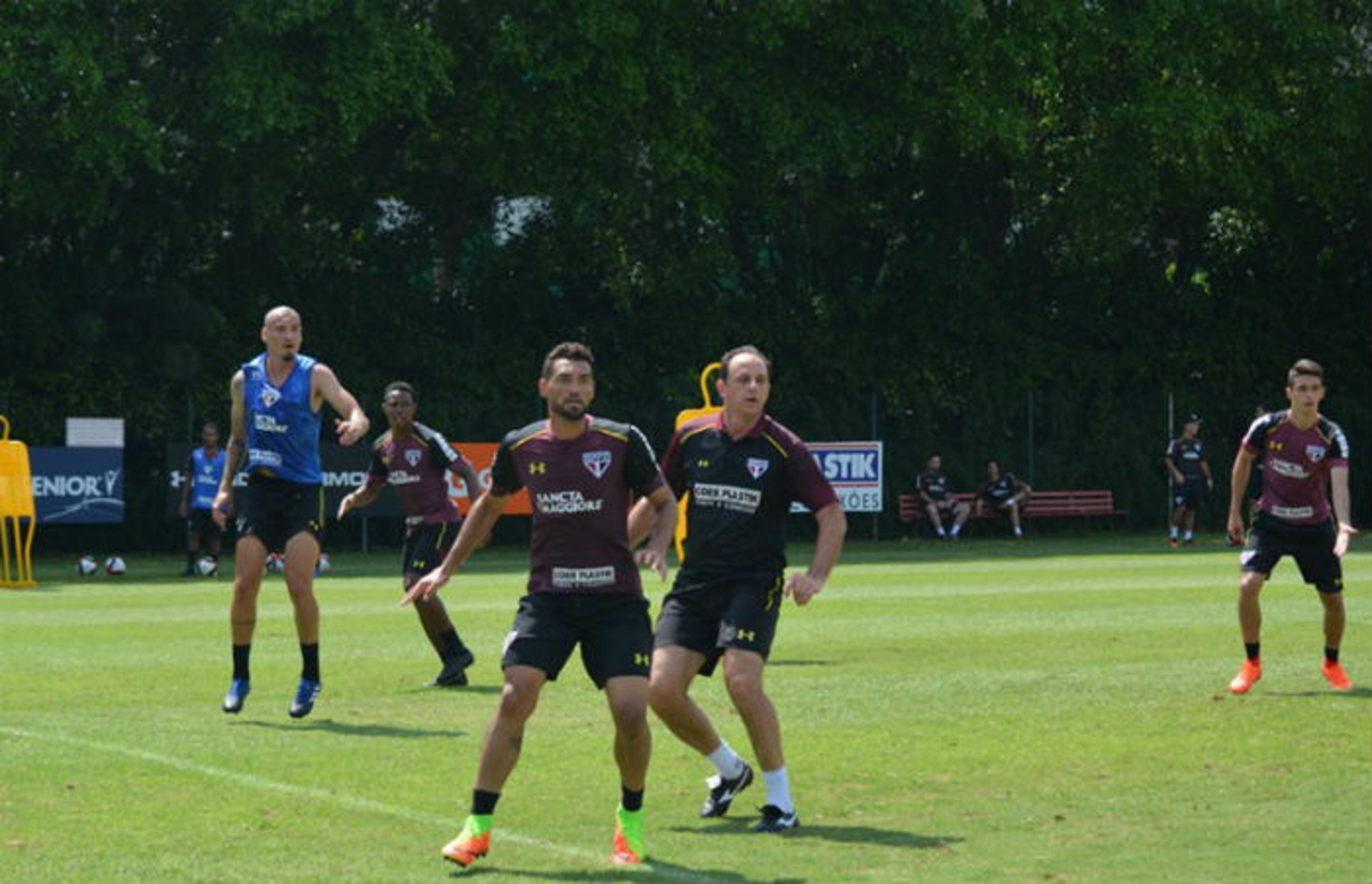 São Paulo trabalha bolas paradas e times para jogo-treino em Cotia